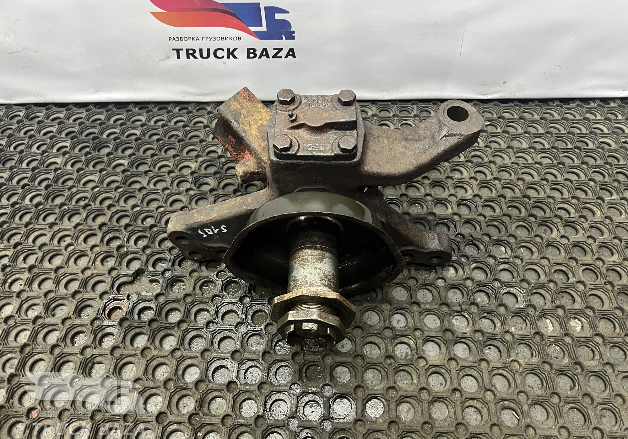 1895928 Кулак поворотный правый