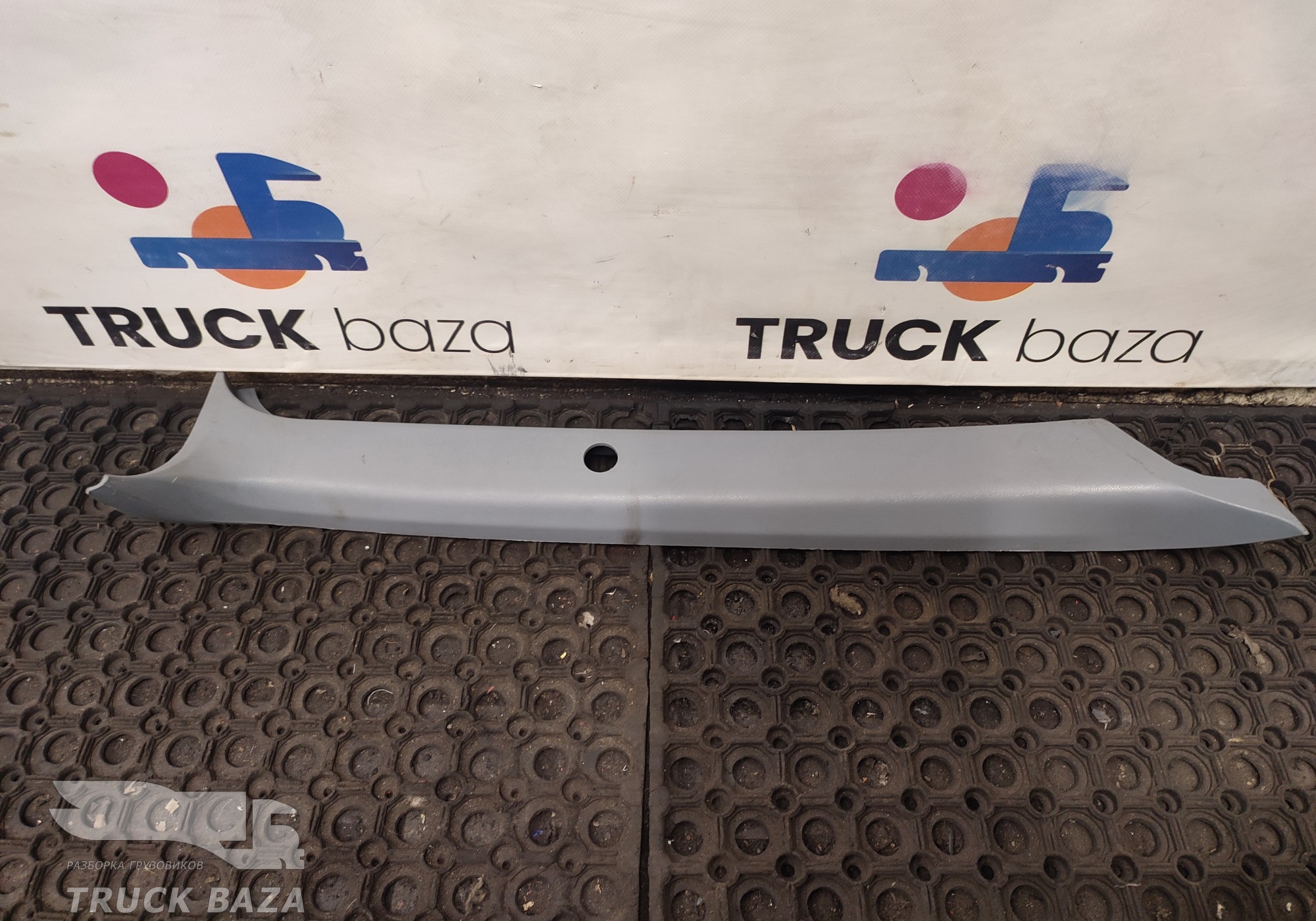 A9416880238 Накладка стойки лобового стекла правая