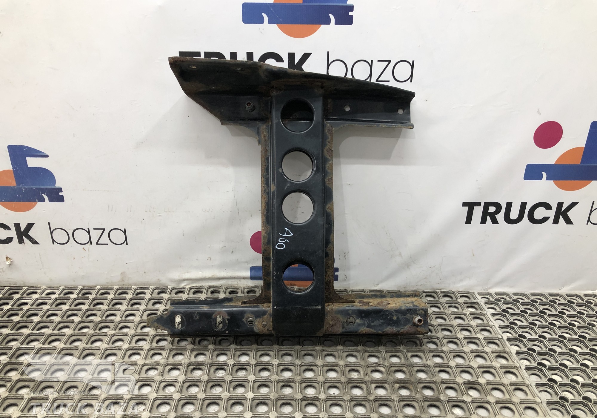 A9436600730 Кронштейн подножки правый для Mercedes-Benz Actros MP2 (с 2002 по 2008)