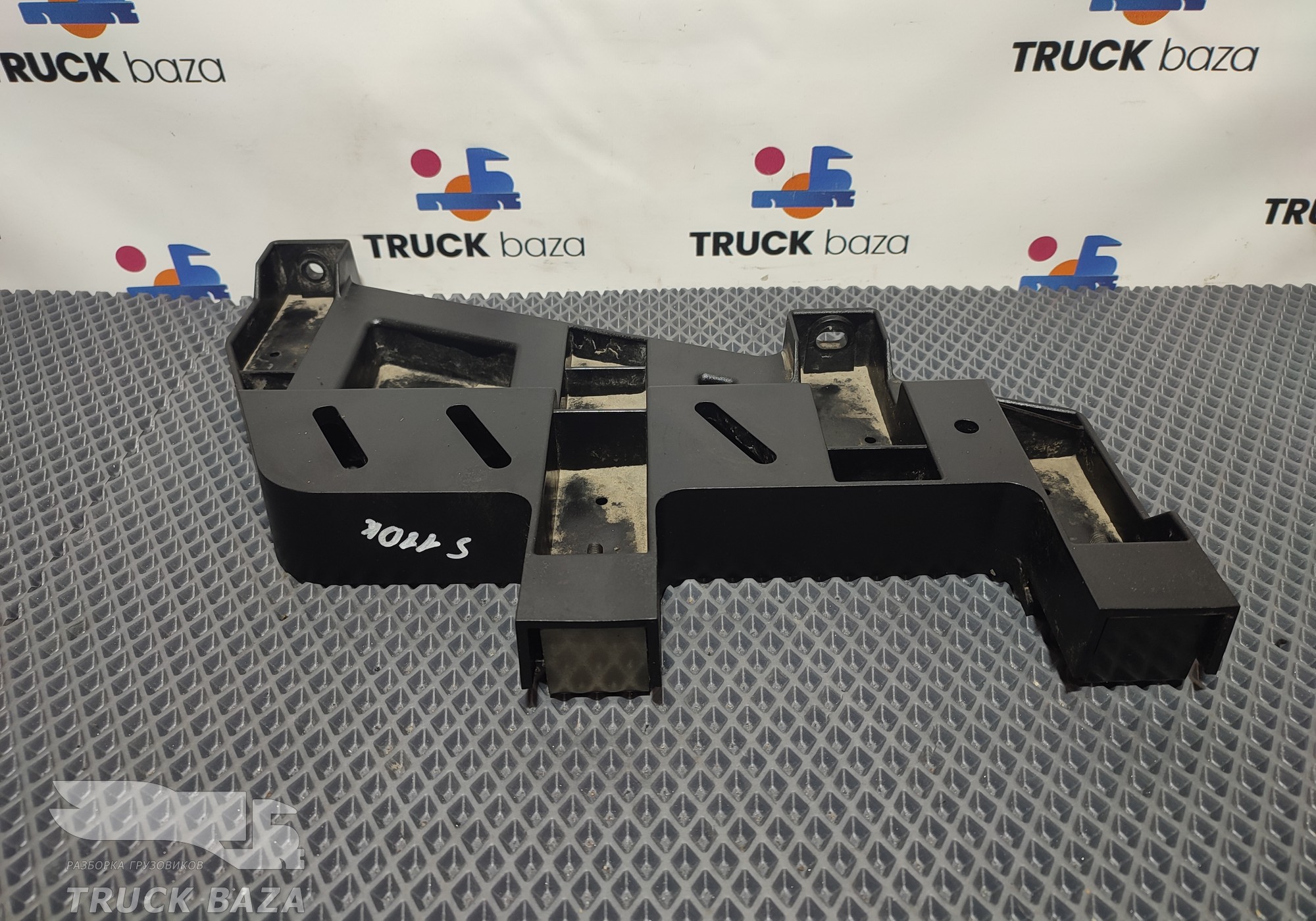 2326968 Кронштейн спойлера верхнего левый