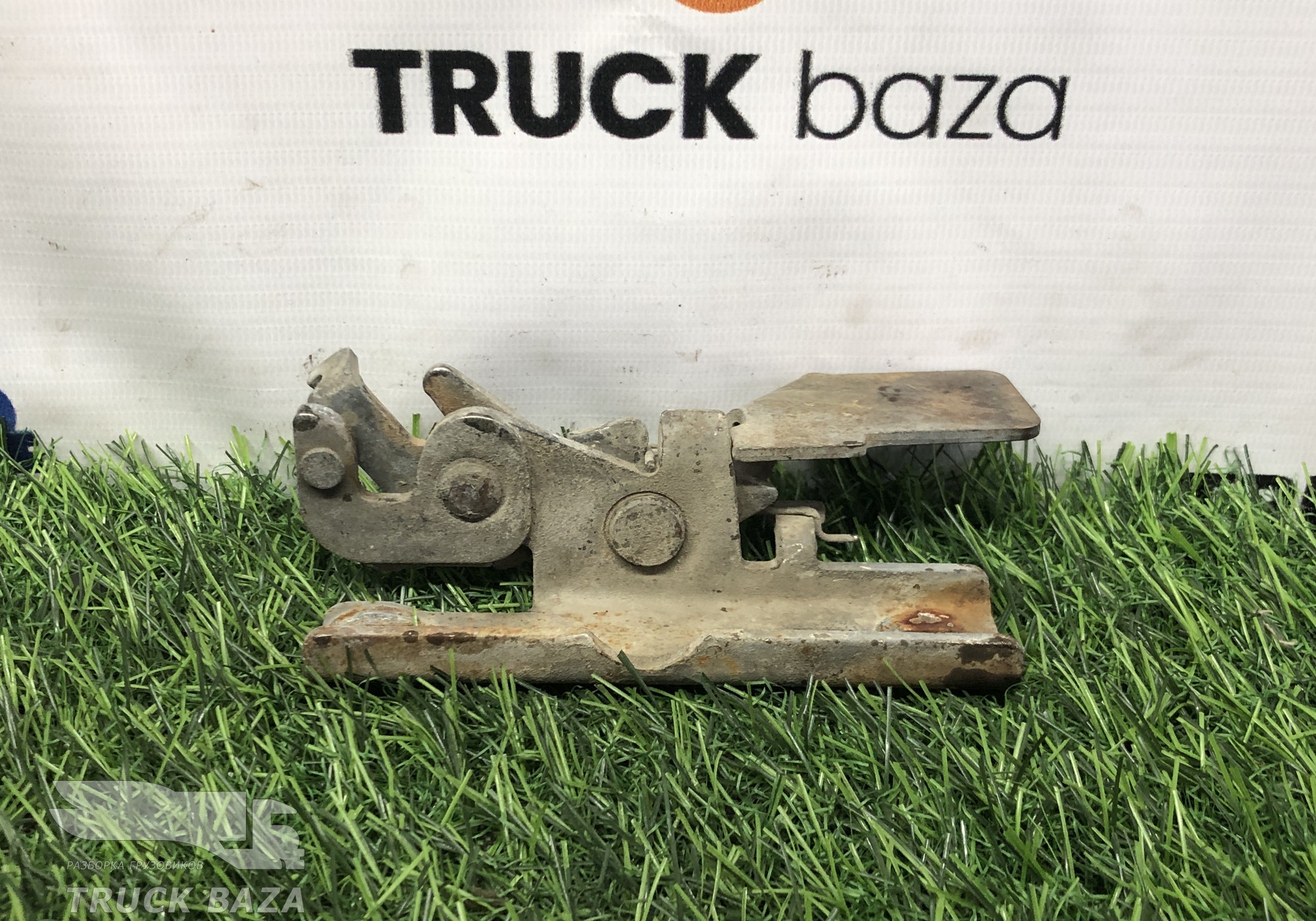 1354695 Замок капота