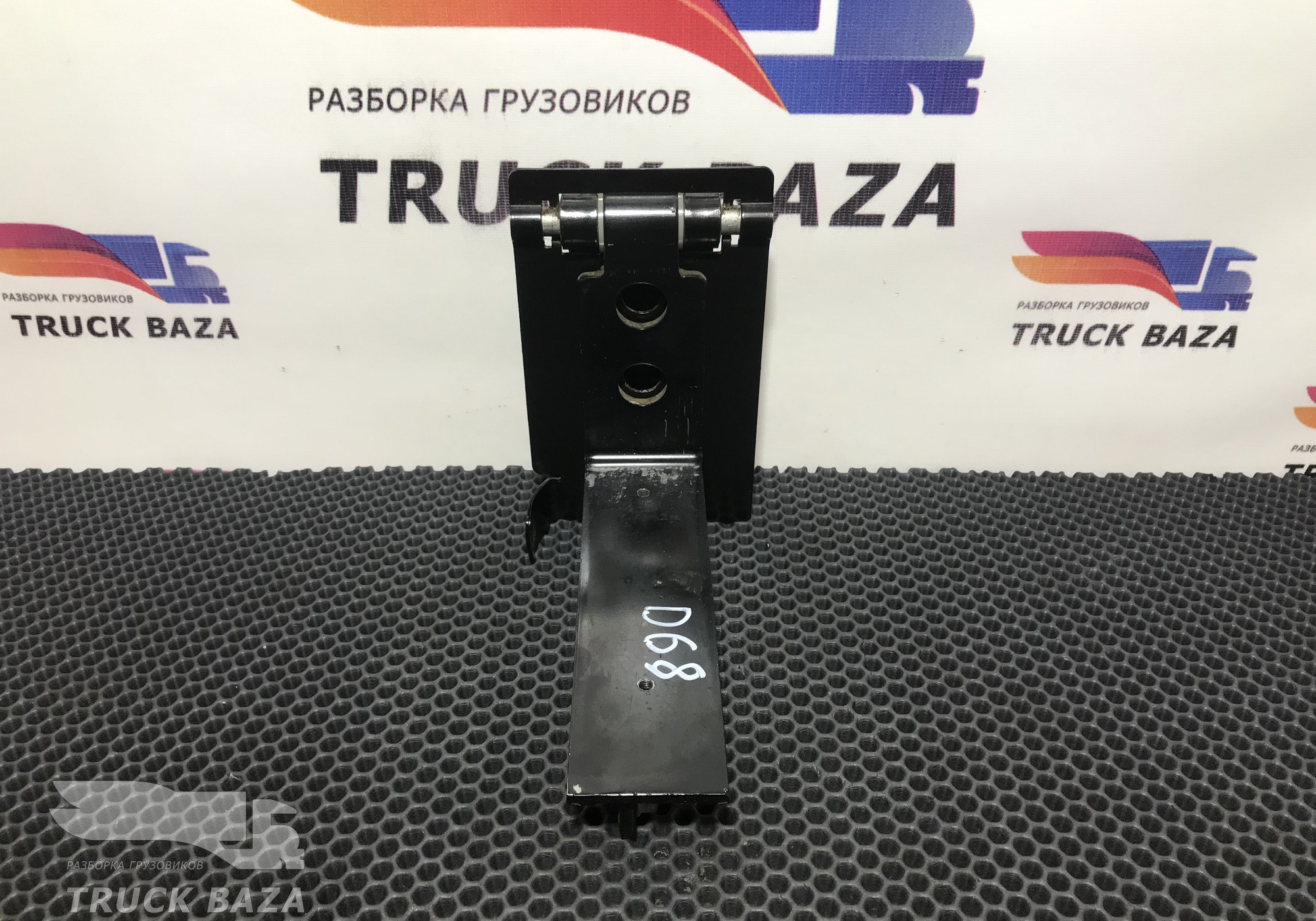 1659838 Петля спальника правая для Daf XF106