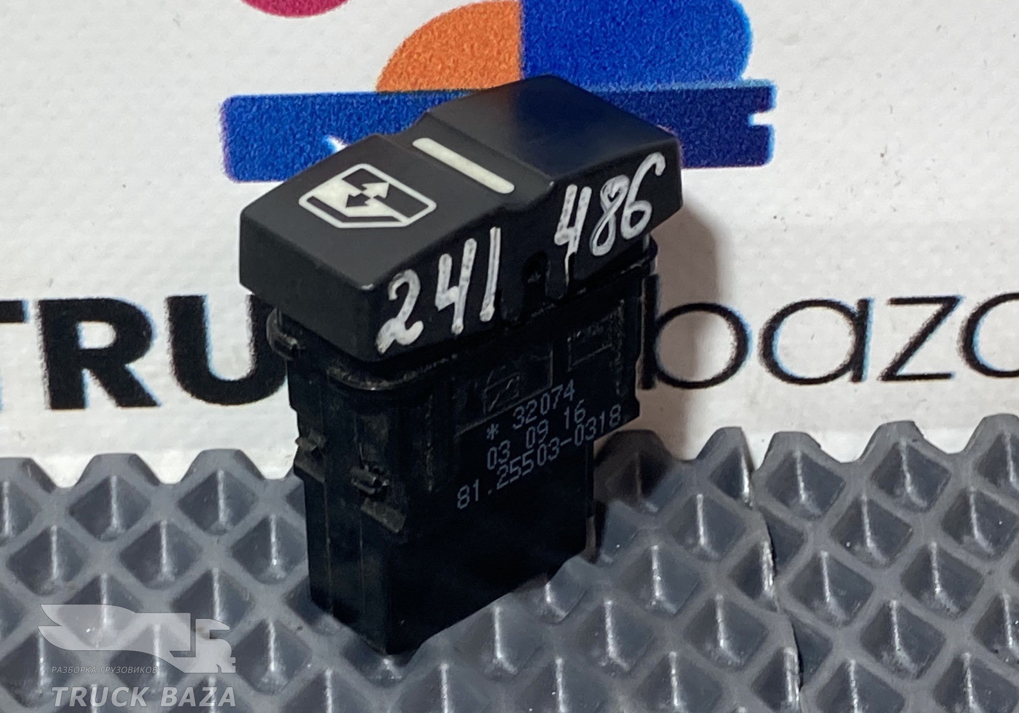 81255030318 Кнопка стеклоподъемника для Man TGX II (с 2012)