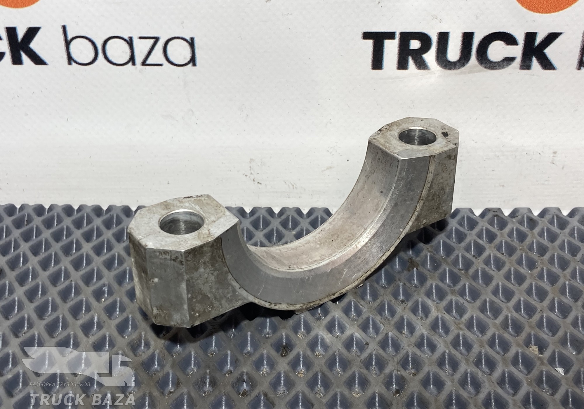 2393799 Крышка подвески кабины