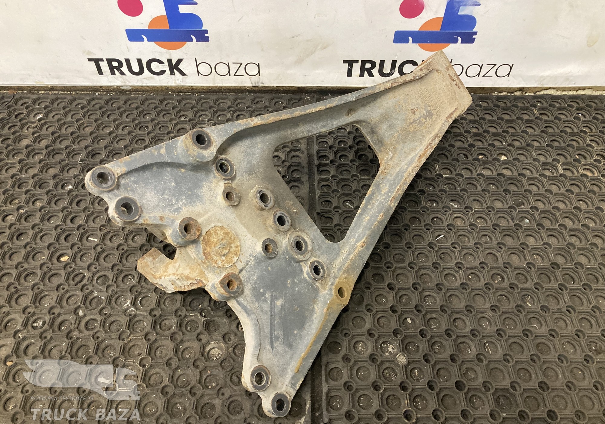 A9423252409 Кронштейн реактивной тяги левый