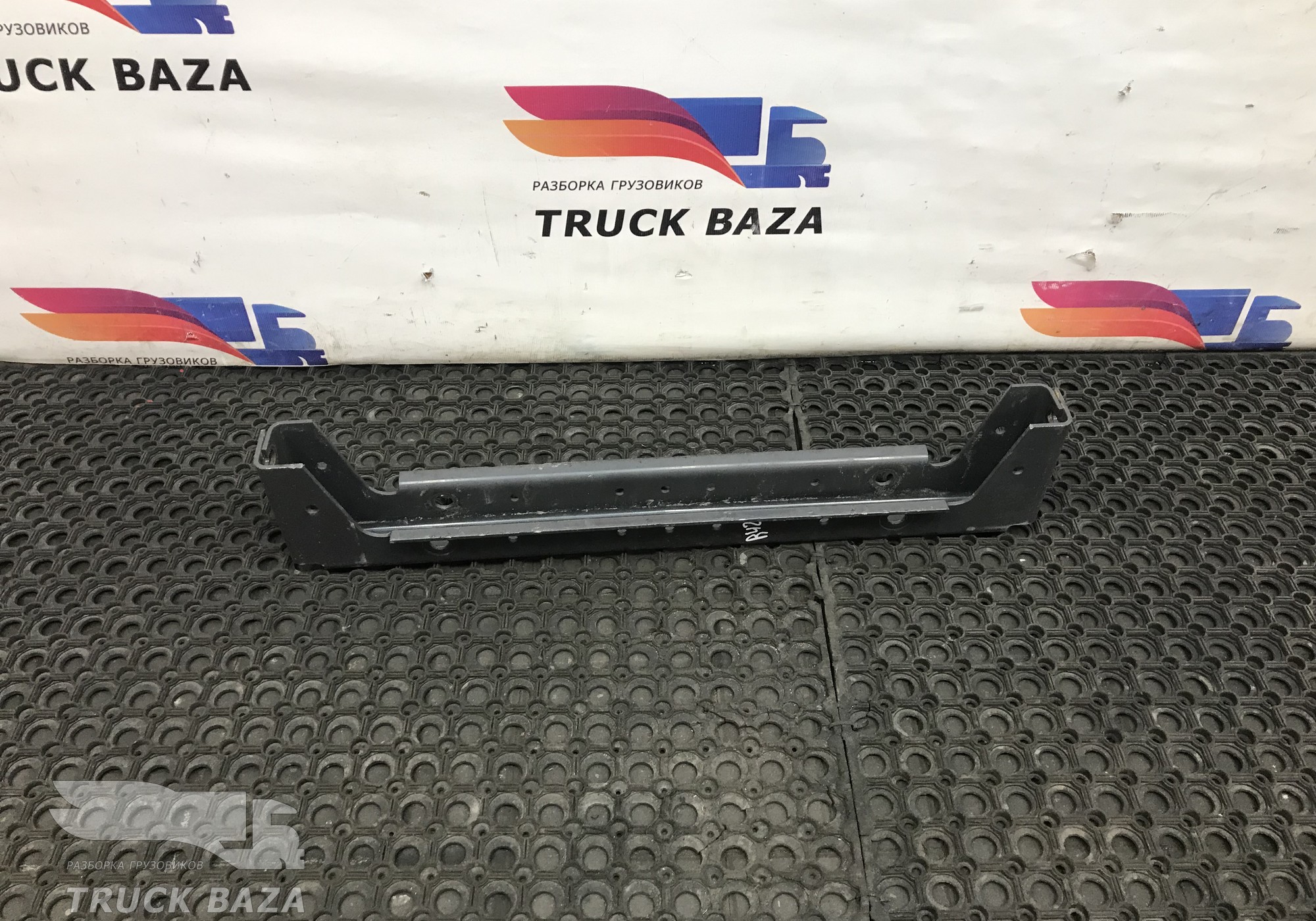 7421842049 Кронштейн задних амортизаторов