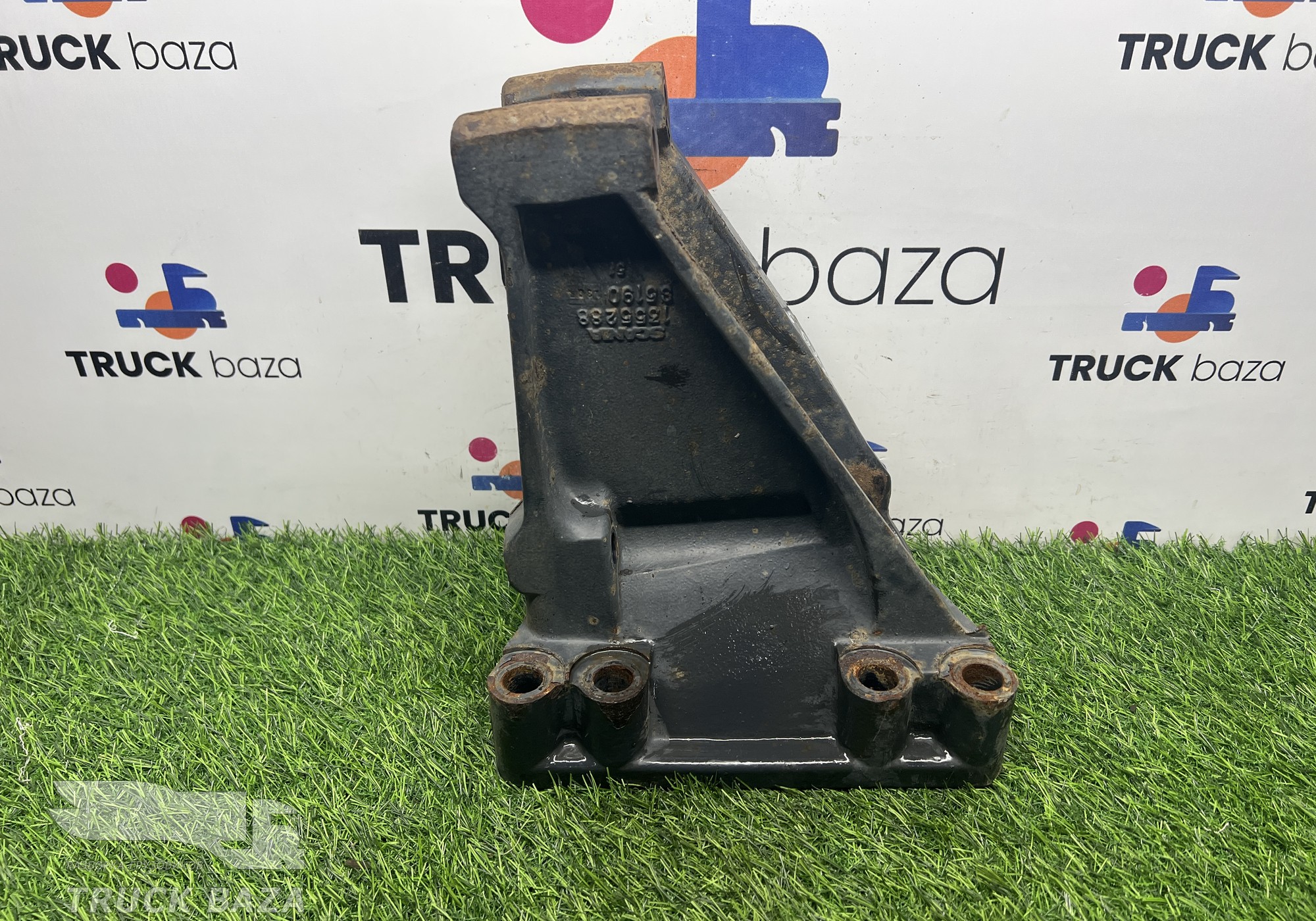 1355288 Кронштейн реактивной тяги правый