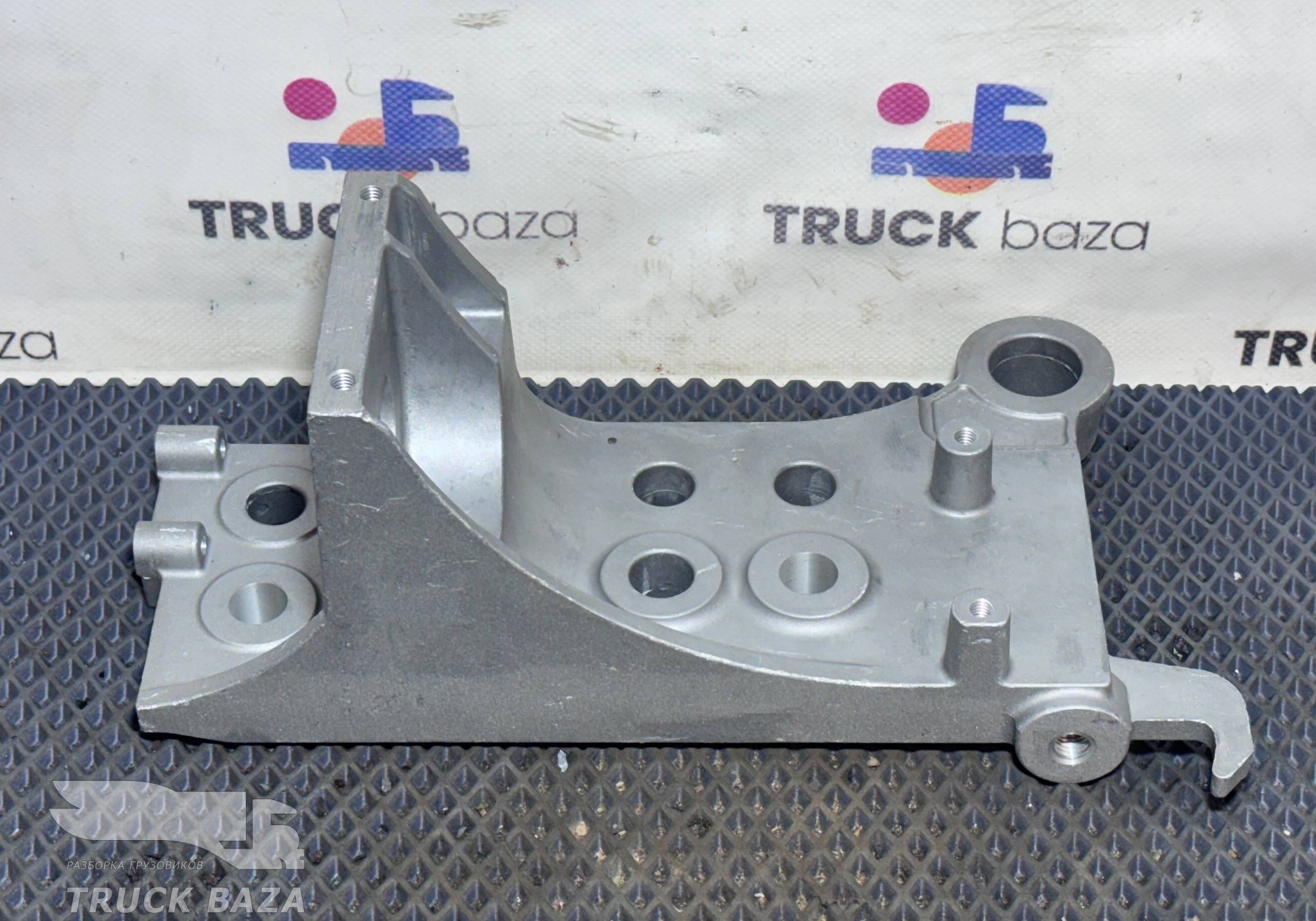 1735002 Кронштейн переднего бампера левый