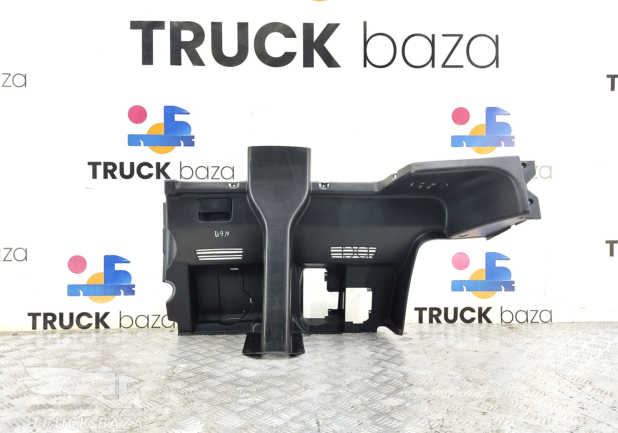 81614700039 Кожух рулевой колонки нижний