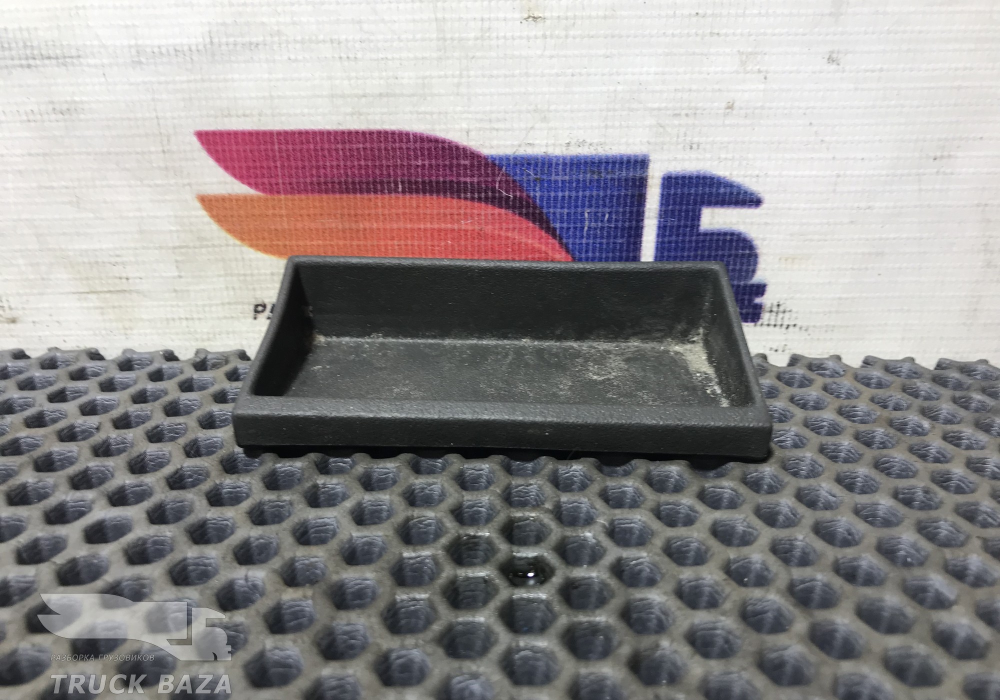82415404 Коврик бардачка для Volvo