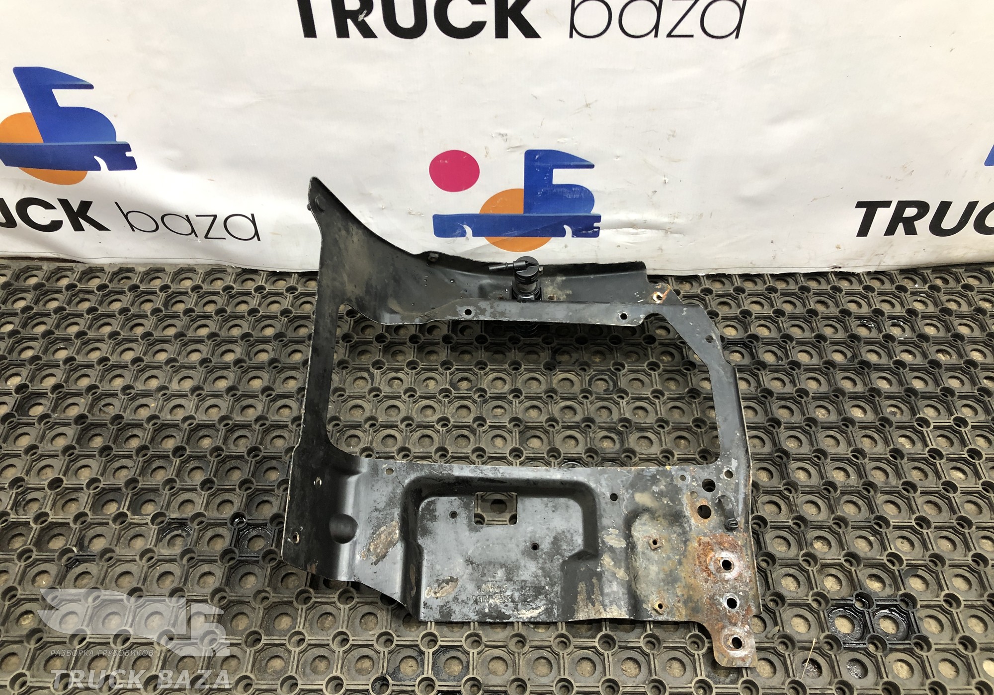 2227578 Кронштейн фары левой