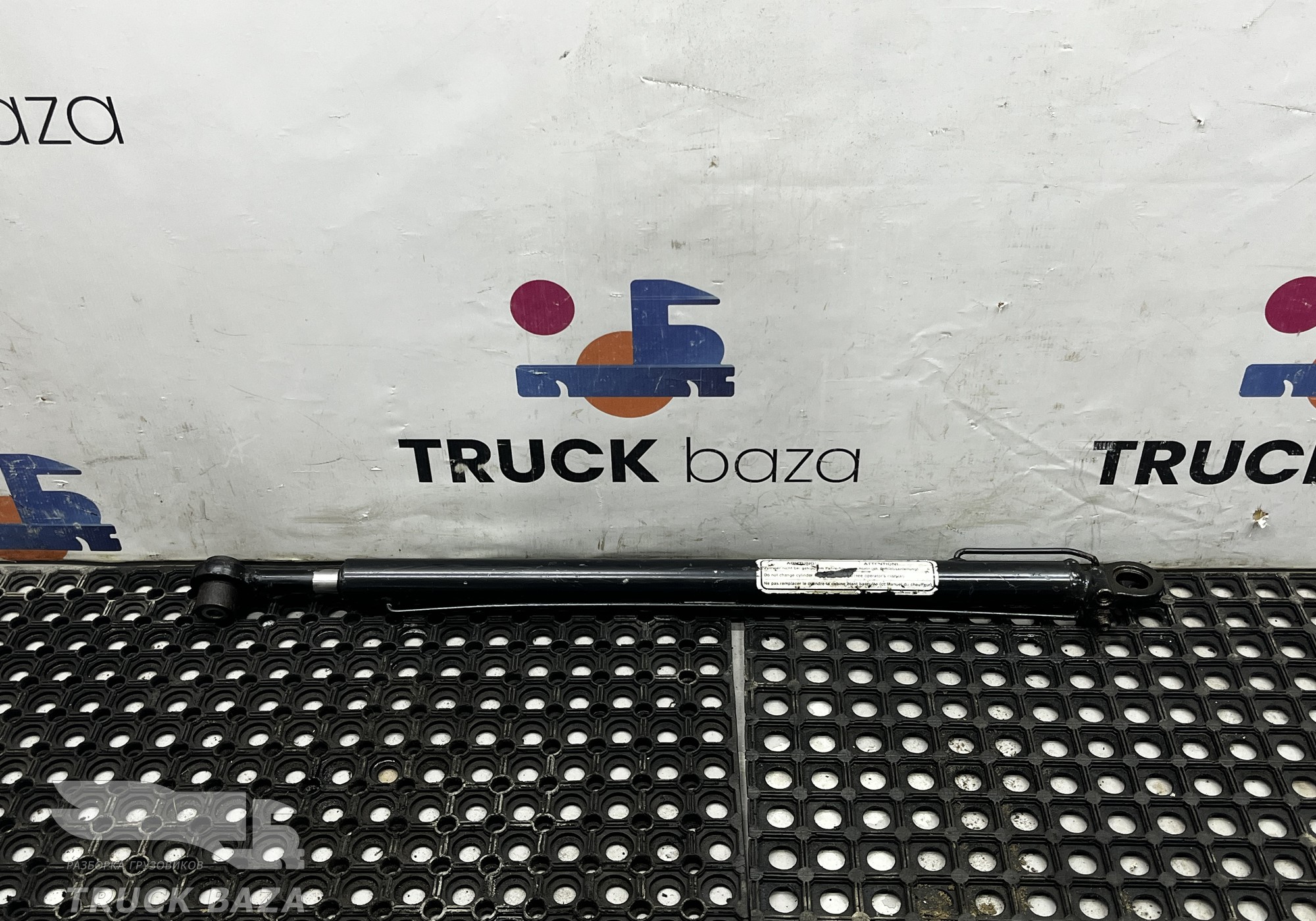 81978110008 Цилиндр подъема кабины