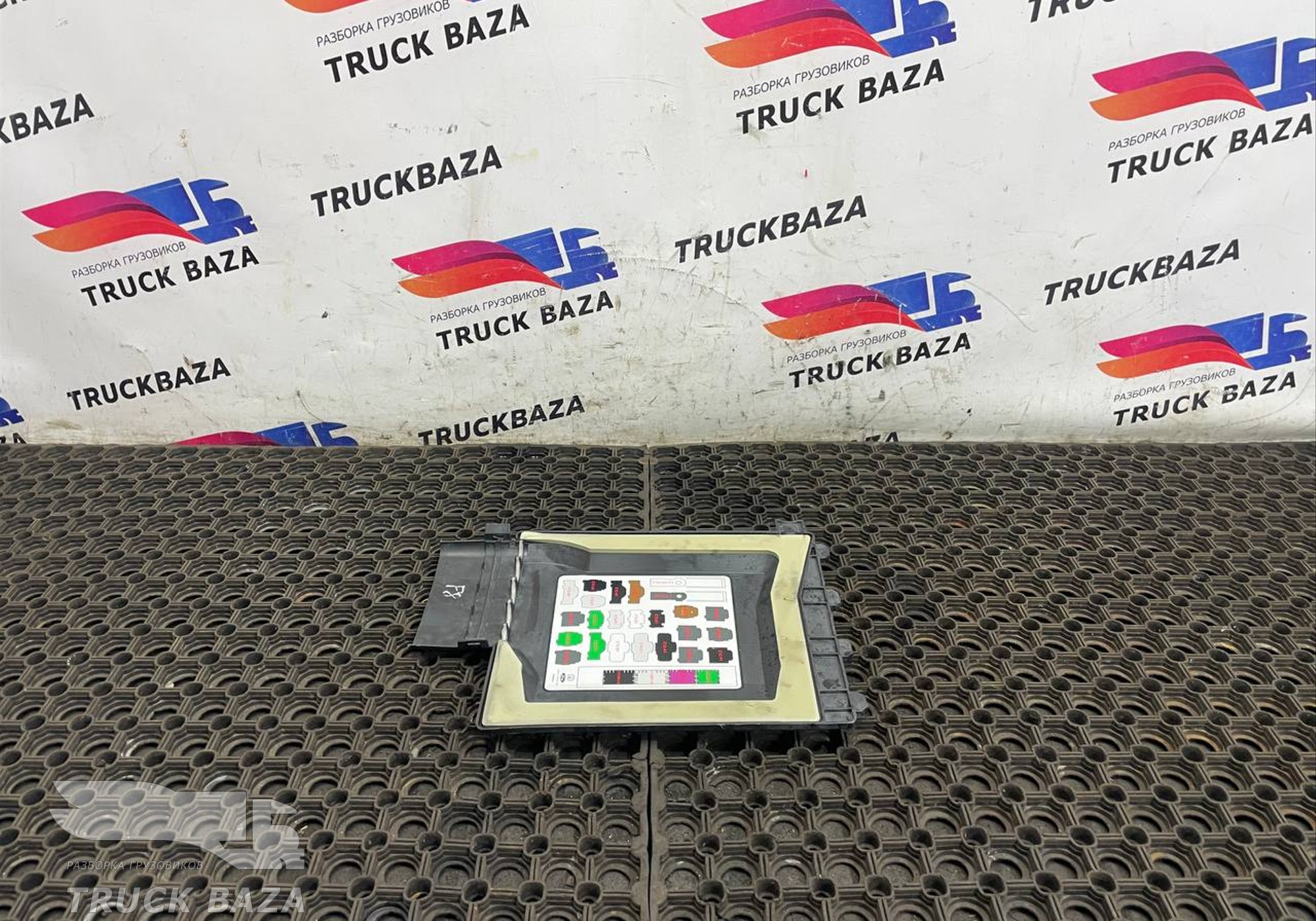 JC4614N003AC Крышка блока предохранителей для Ford F-MAX (с 2018)