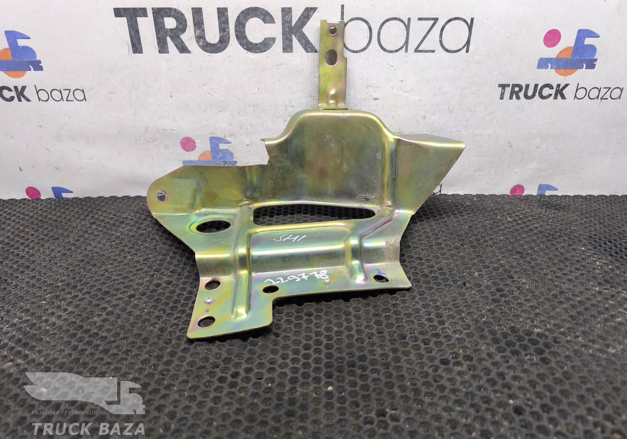 DZ13241162402 Кронштейн приборной панели для Shacman F3000 (с 2009)