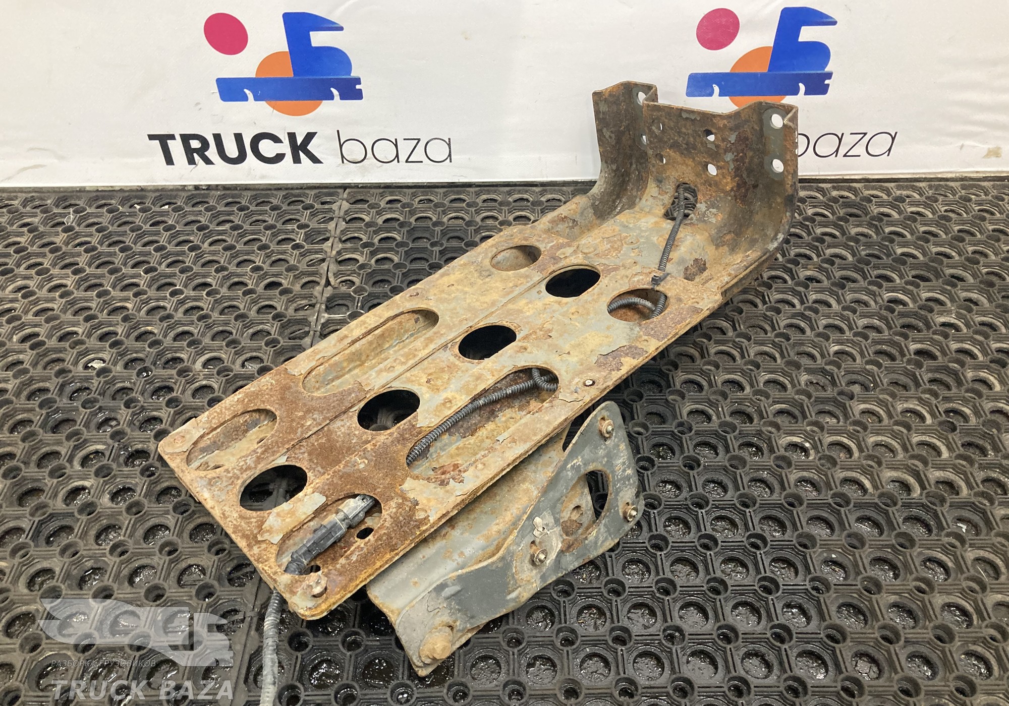 81612435430 Кронштейн крыла переднего