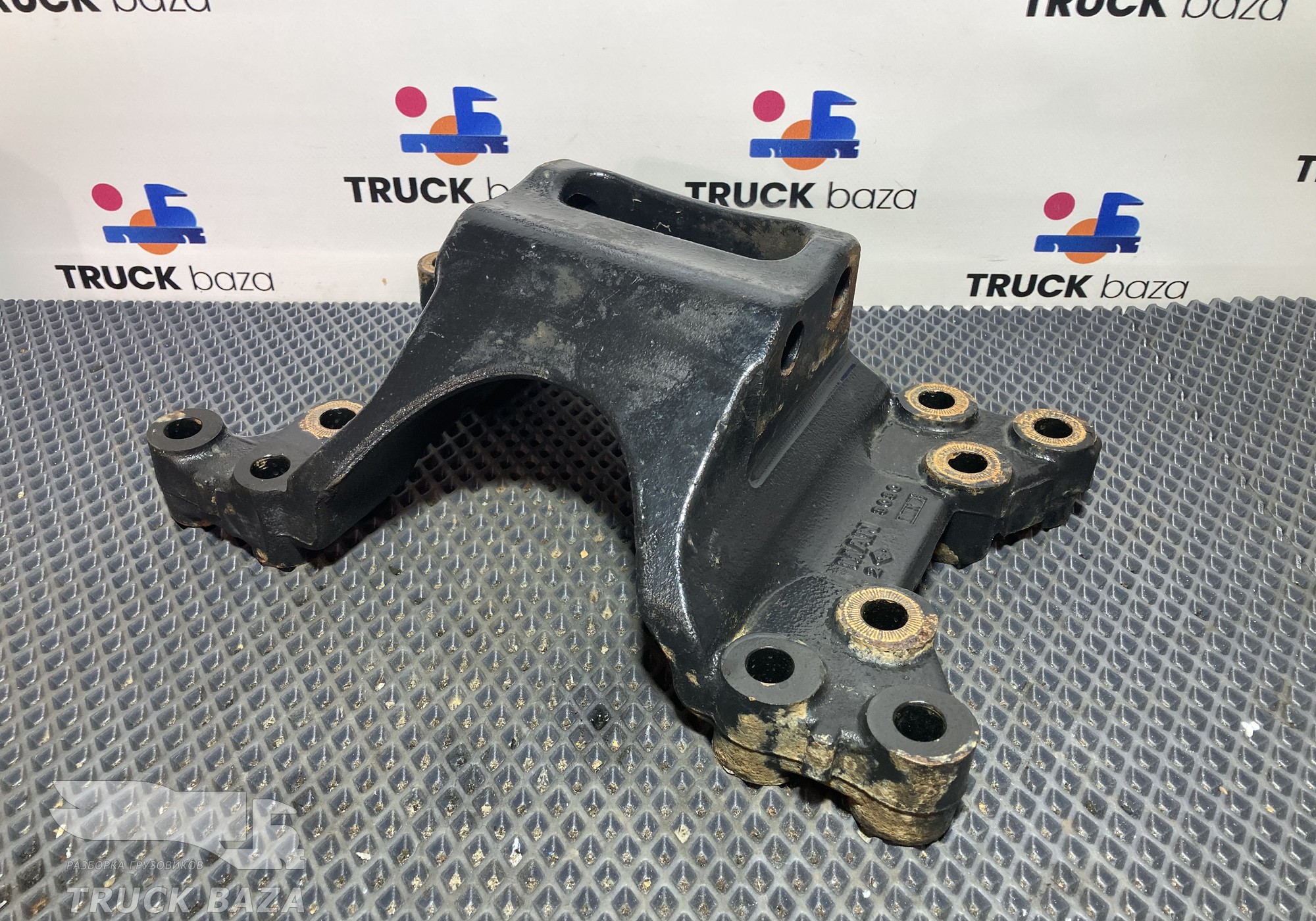 81412050030 Кронштейн траверсы КПП правый для Man TGX II (с 2012)