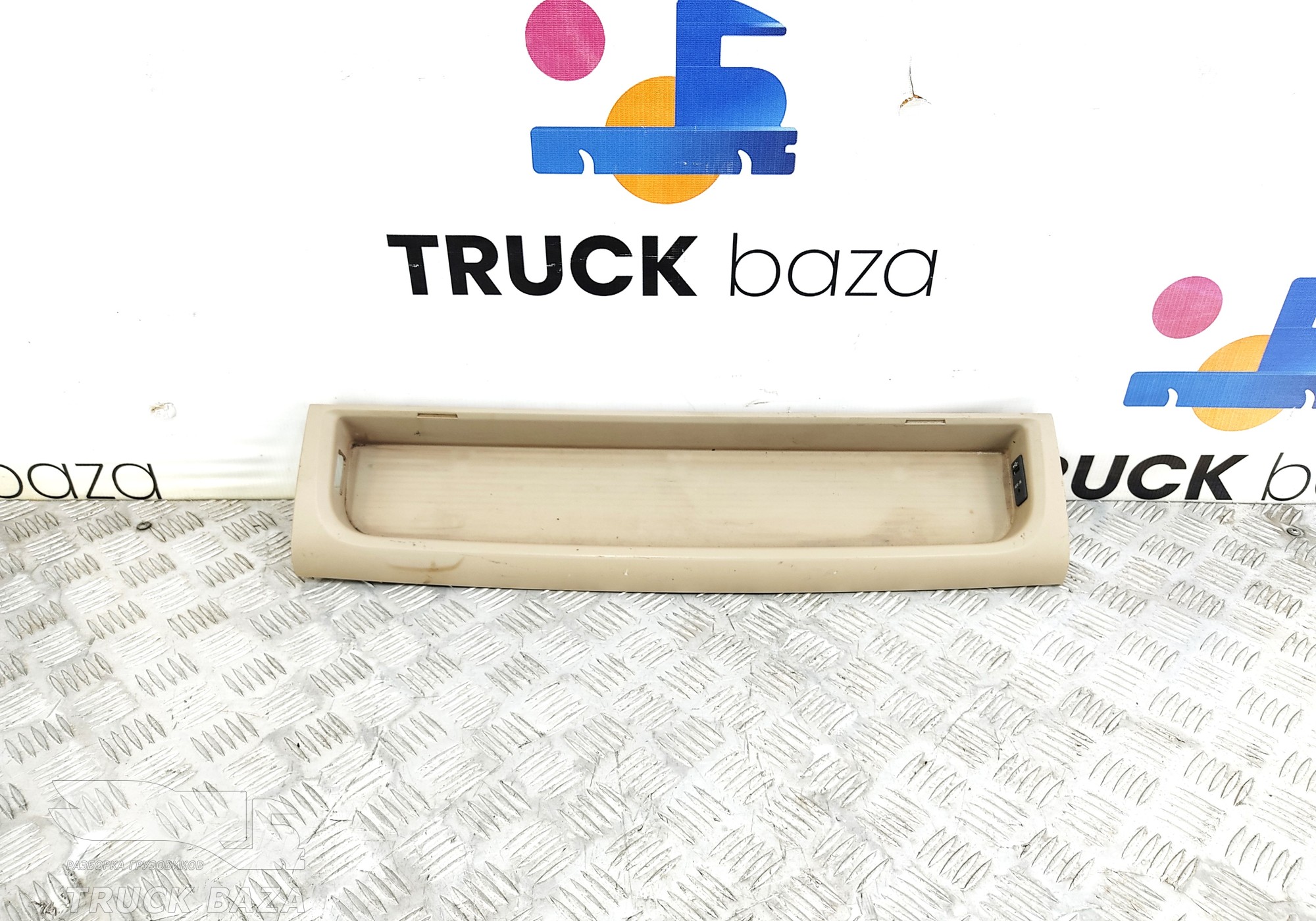 81617016412 Накладка торпедо для Man TGX II (с 2012)
