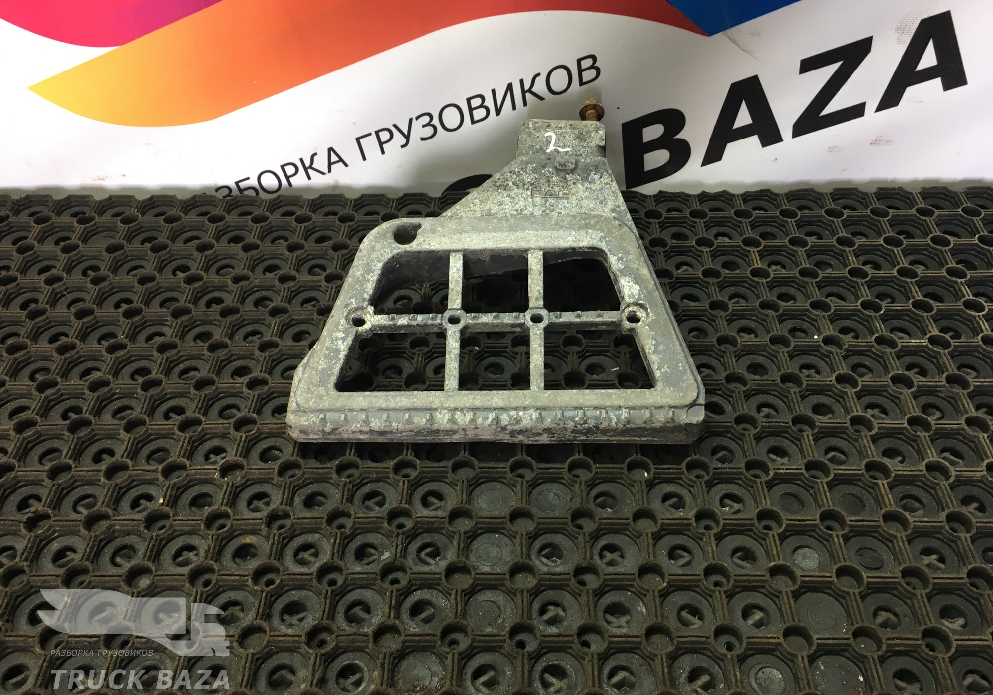 1641631 Кронштейн подножки правый для Daf