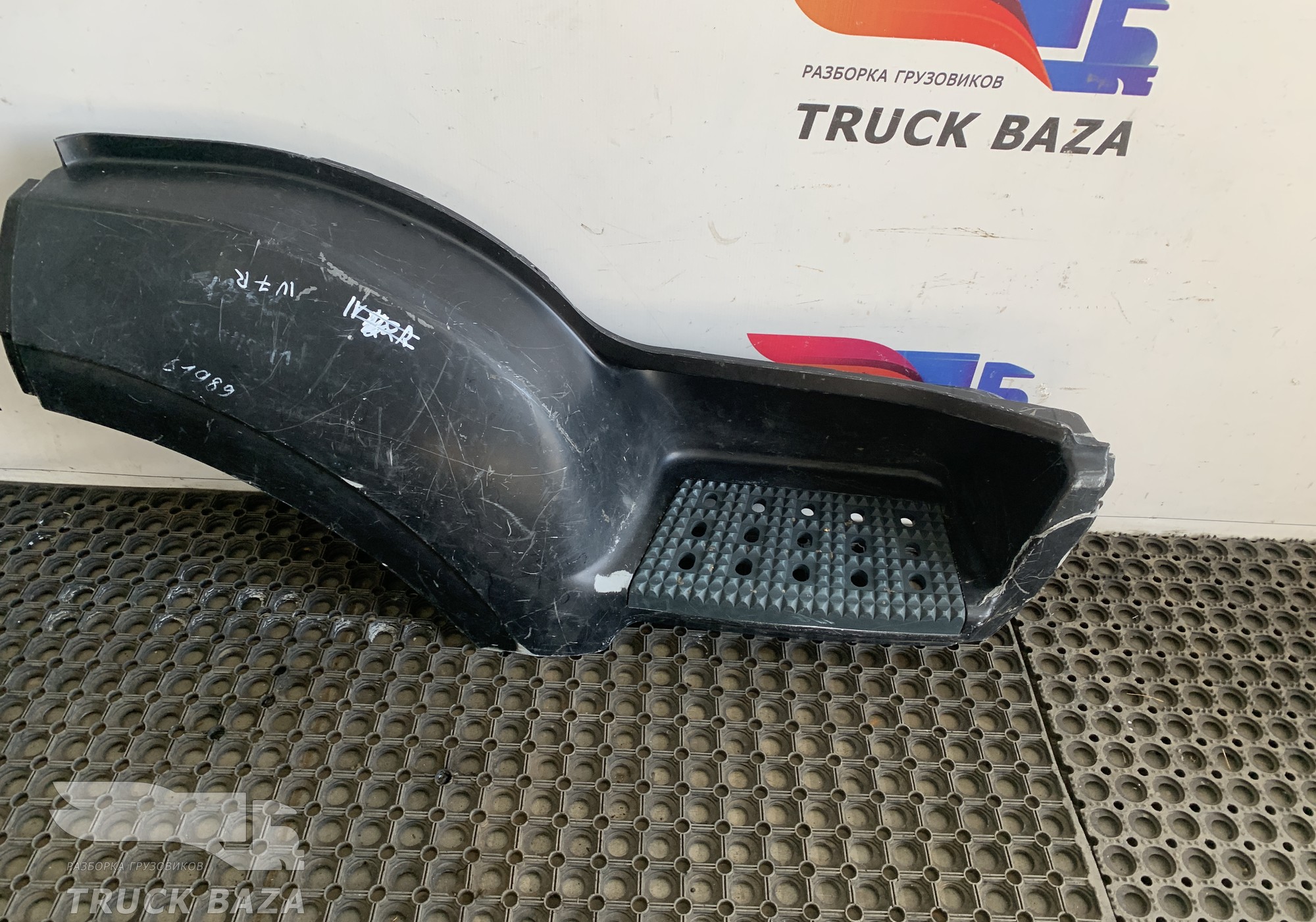 504047582 Корпус подножки правый для Iveco
