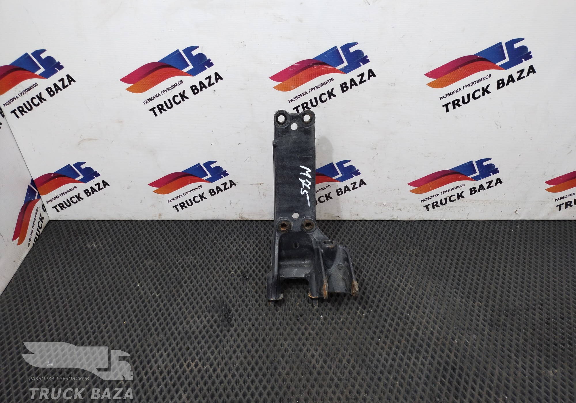 81417203148 Кронштейн кабины передний правый