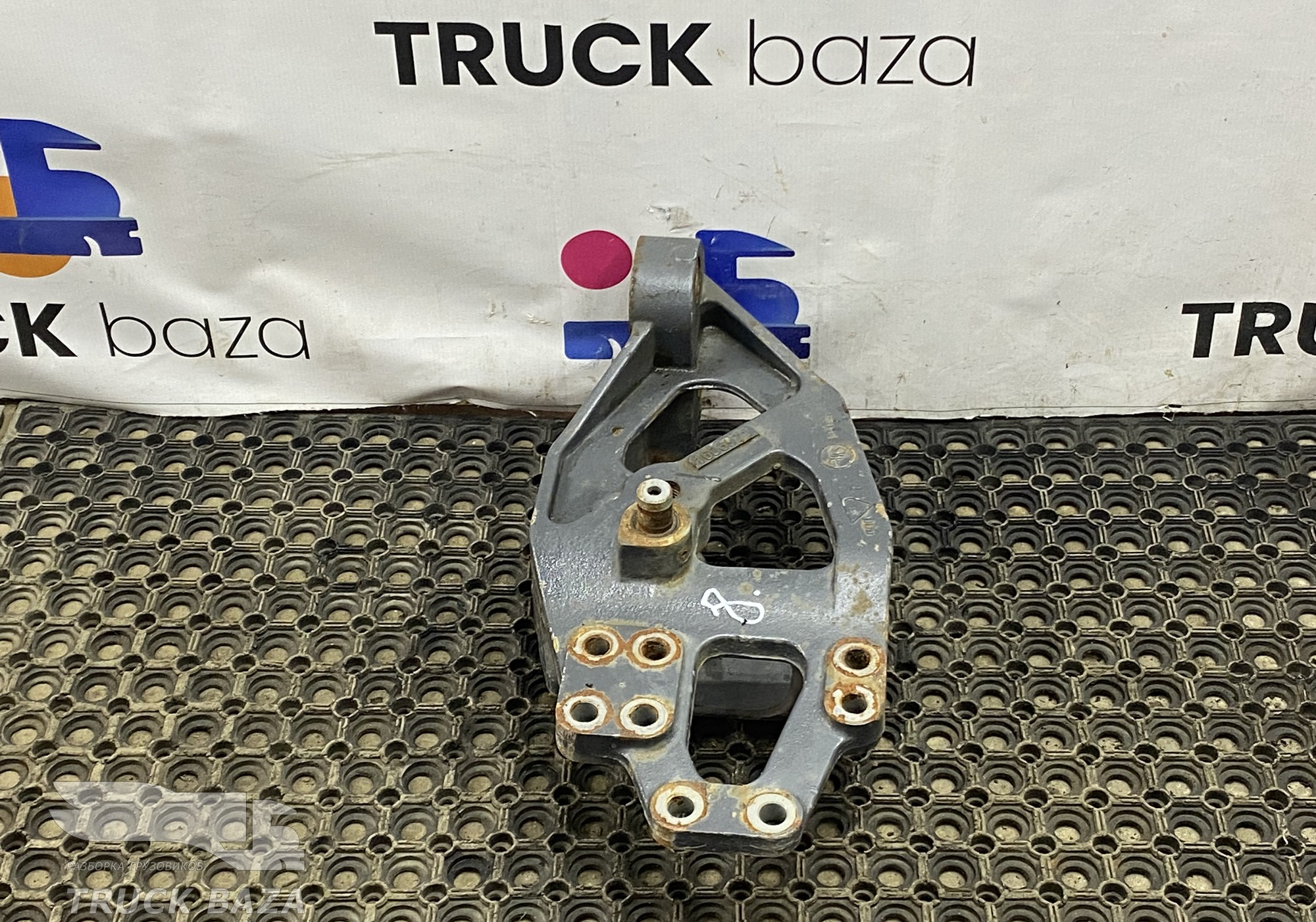 1606971 Кронштейн рессоры передний правый