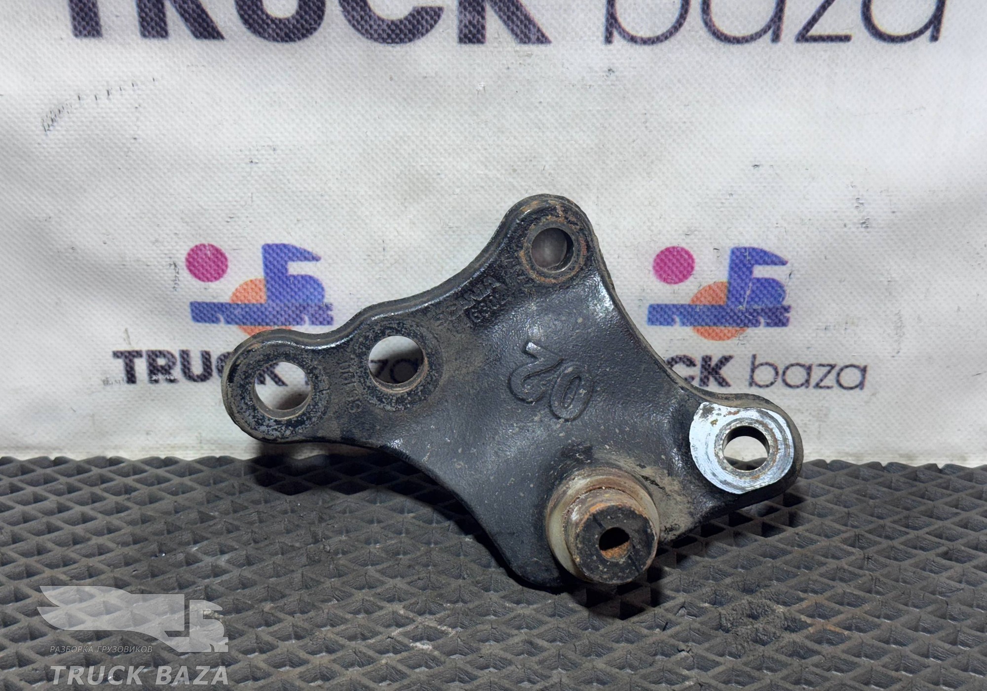 1846302 Кронштейн цилиндра подъема кабины