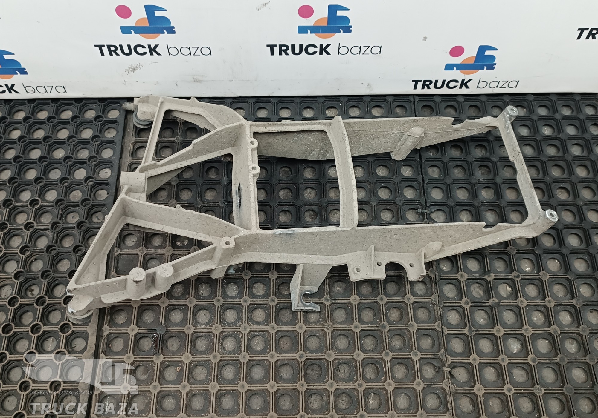 1862946 Кронштейн фары правой для Daf XF105