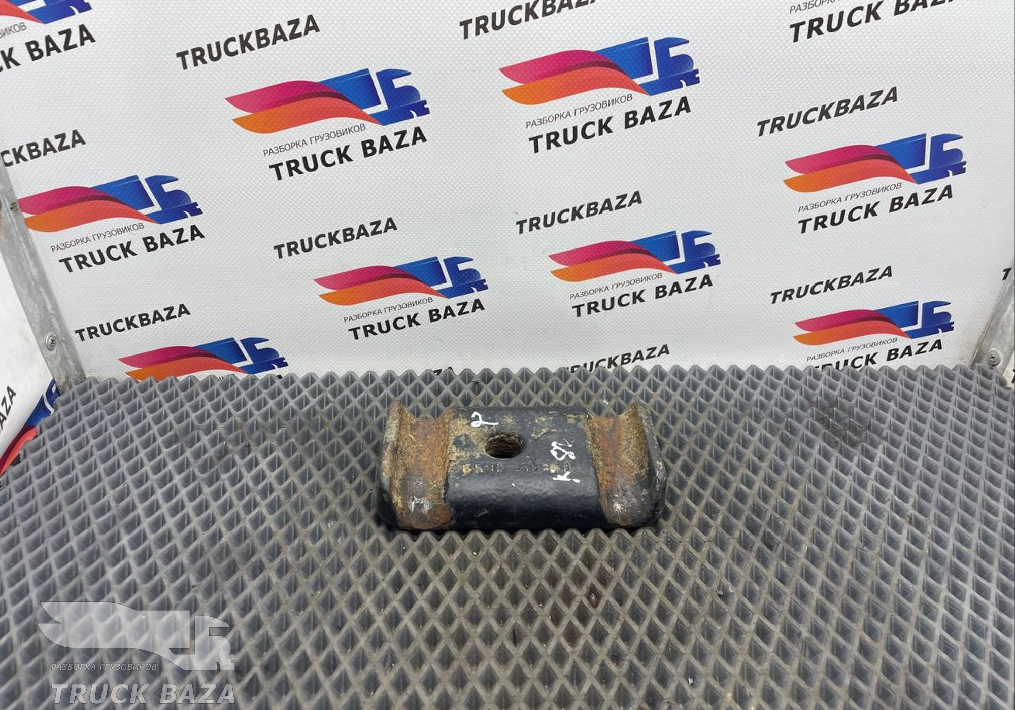 651152902412 Проставка стремянки рессоры для КАМАЗ 54901