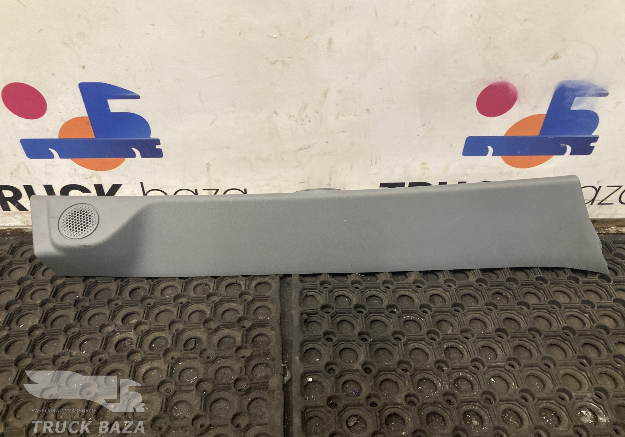 82427515 Накладка стойки правой для Renault T (с 2013)