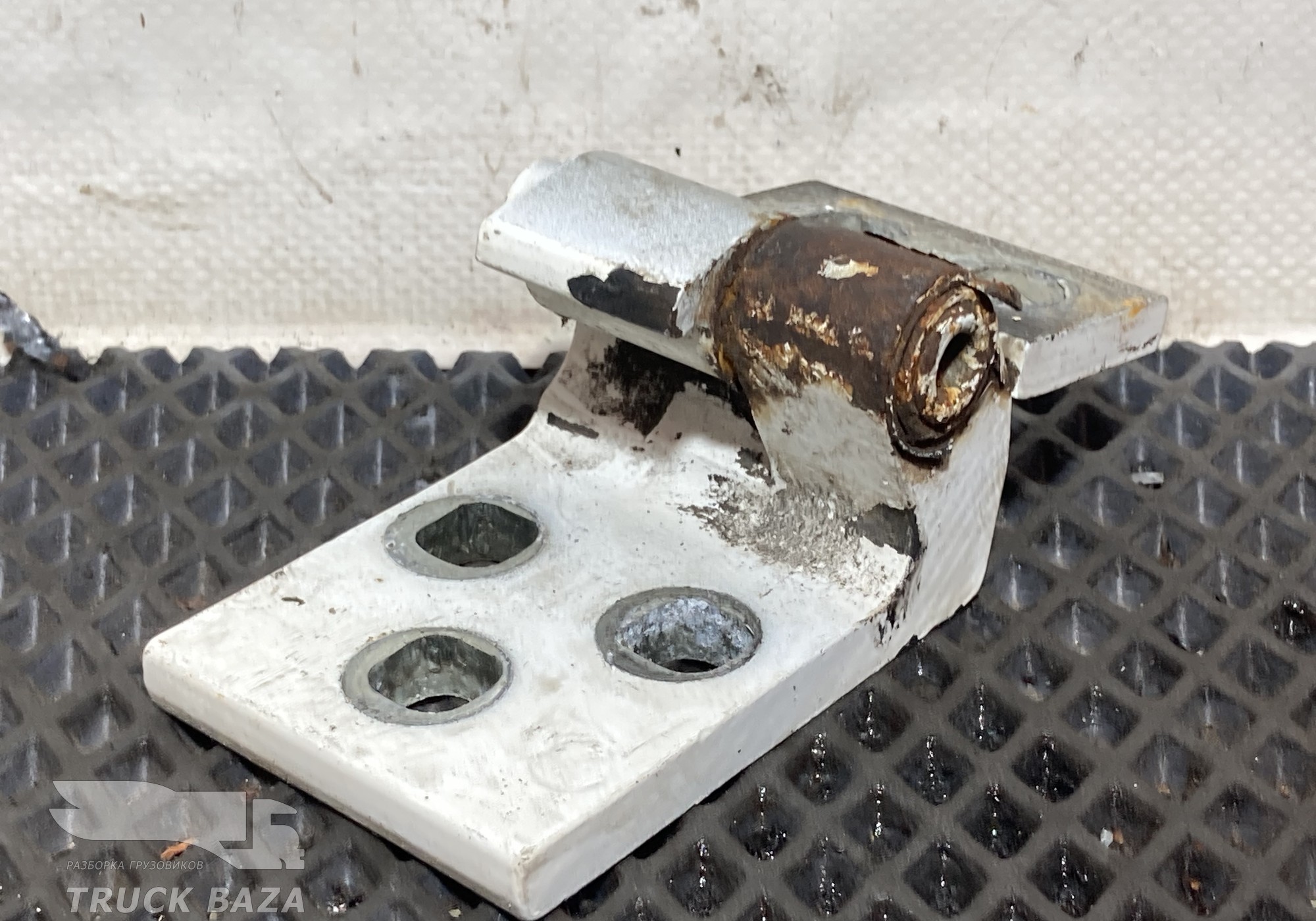 A9737200737 Петля двери левая для КАМАЗ