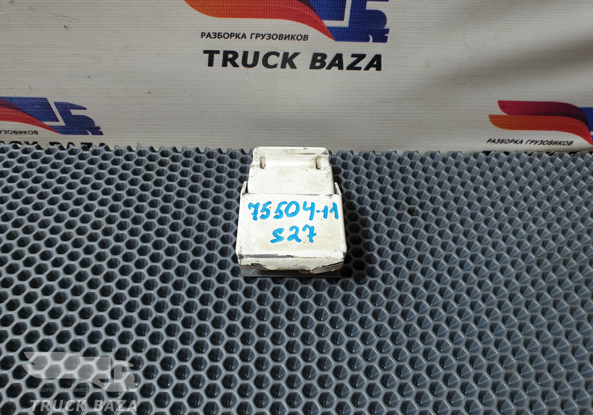 1355381 Замок переднего крыла для Scania