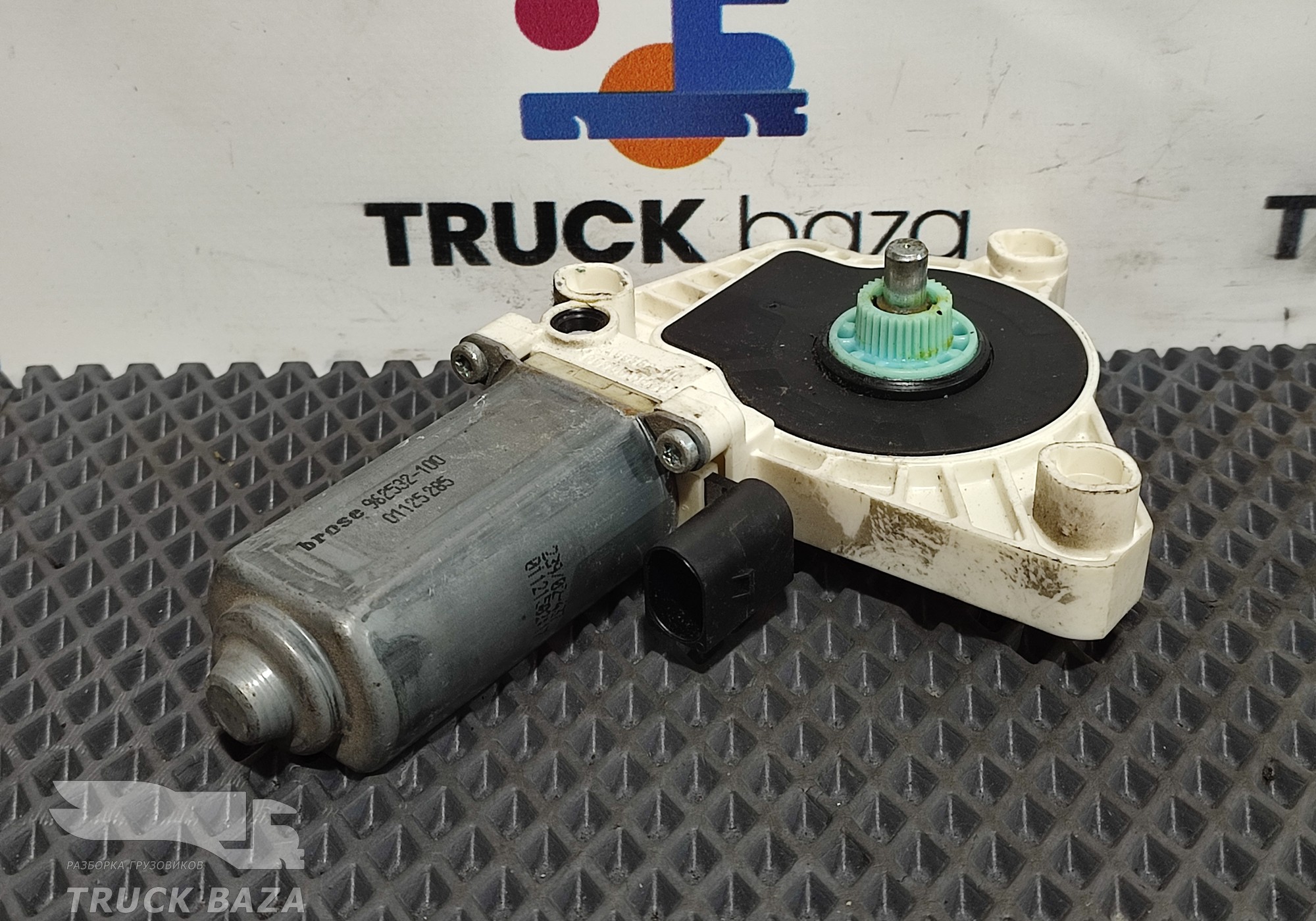 55382110 Моторчик стеклоподъемника левый