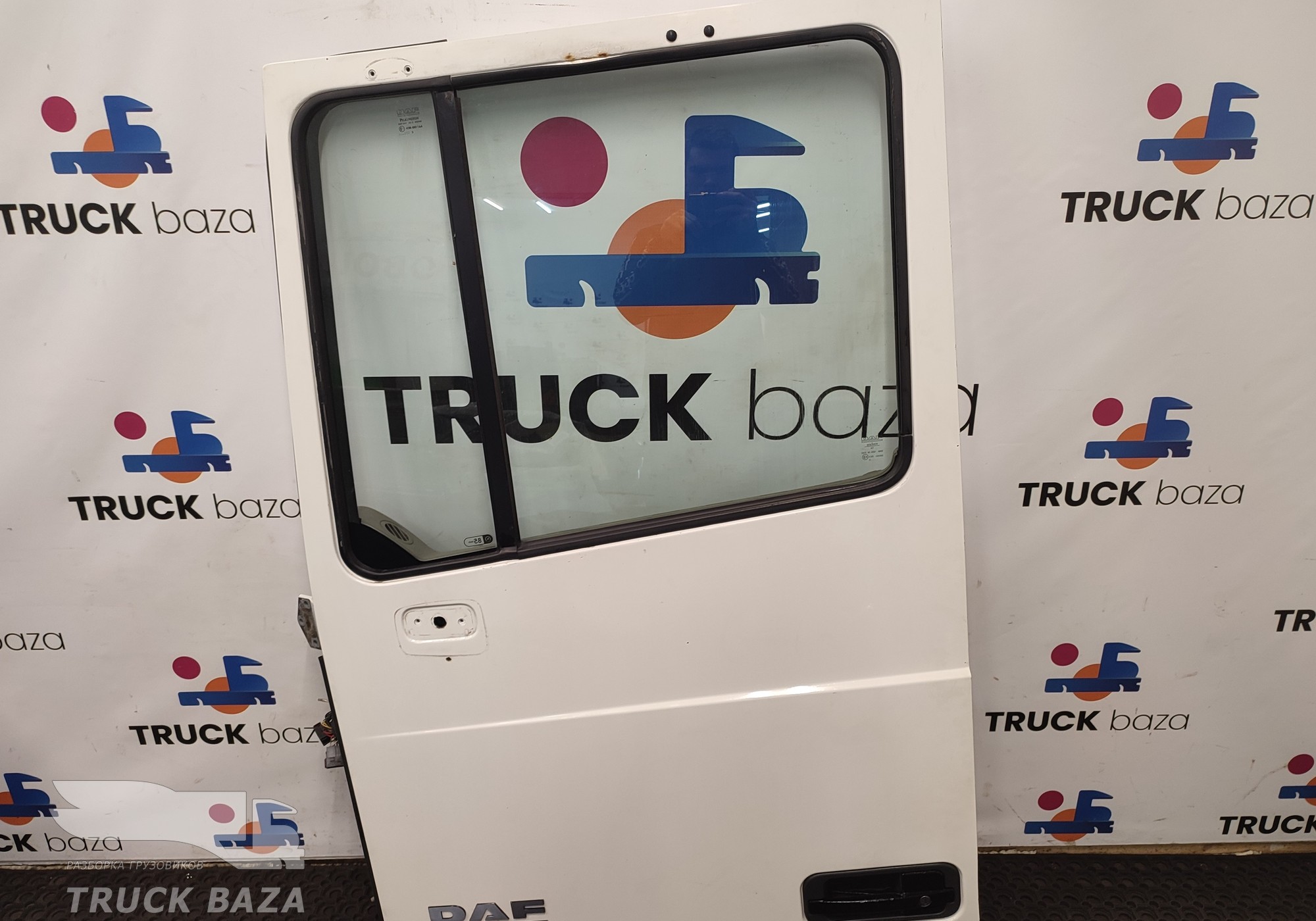 1676218 Дверь левая в сборе