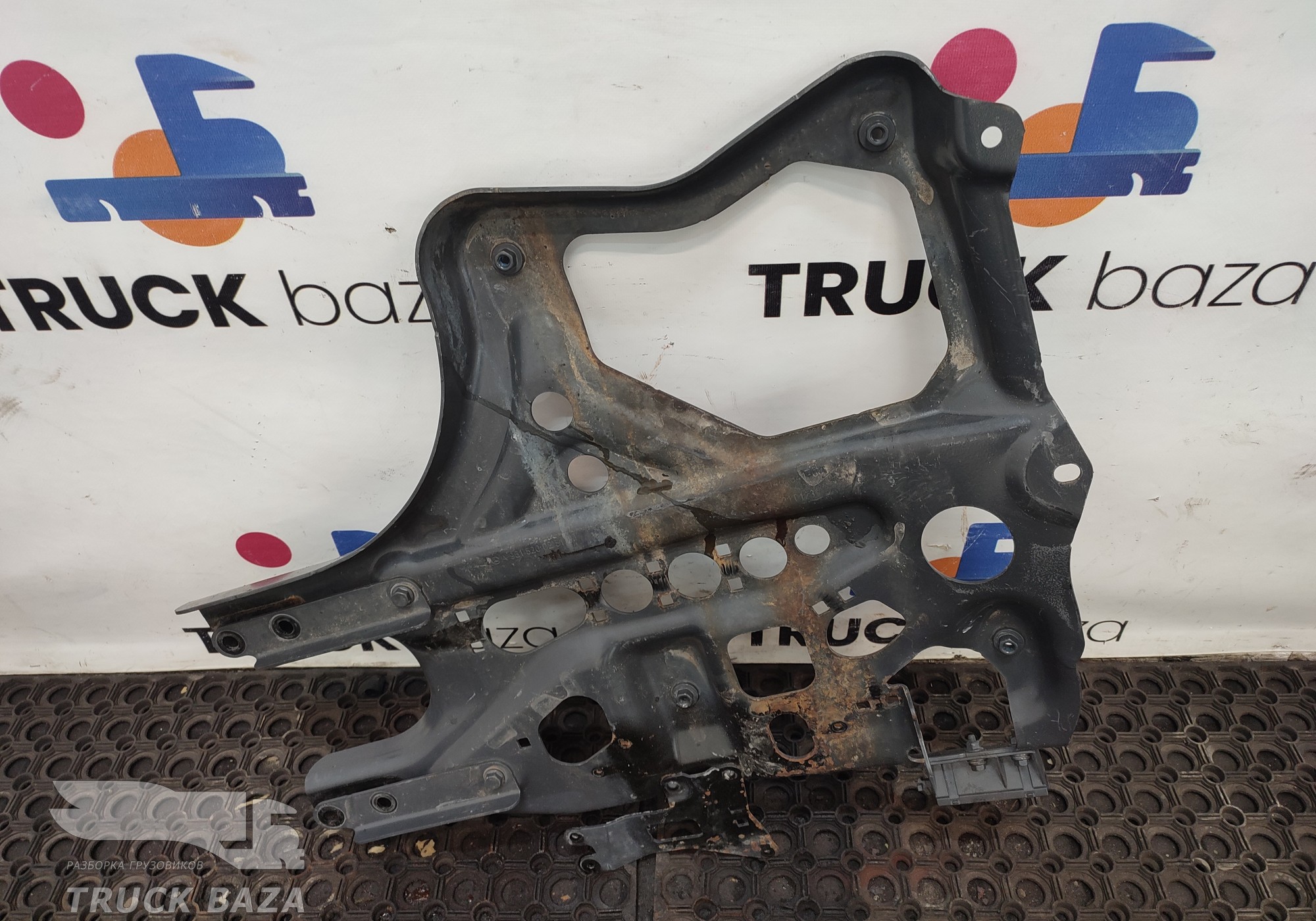 9615200251 Кронштейн крепления крыла передний левый для Mercedes-Benz Actros New Actros MP4 (с 2011)