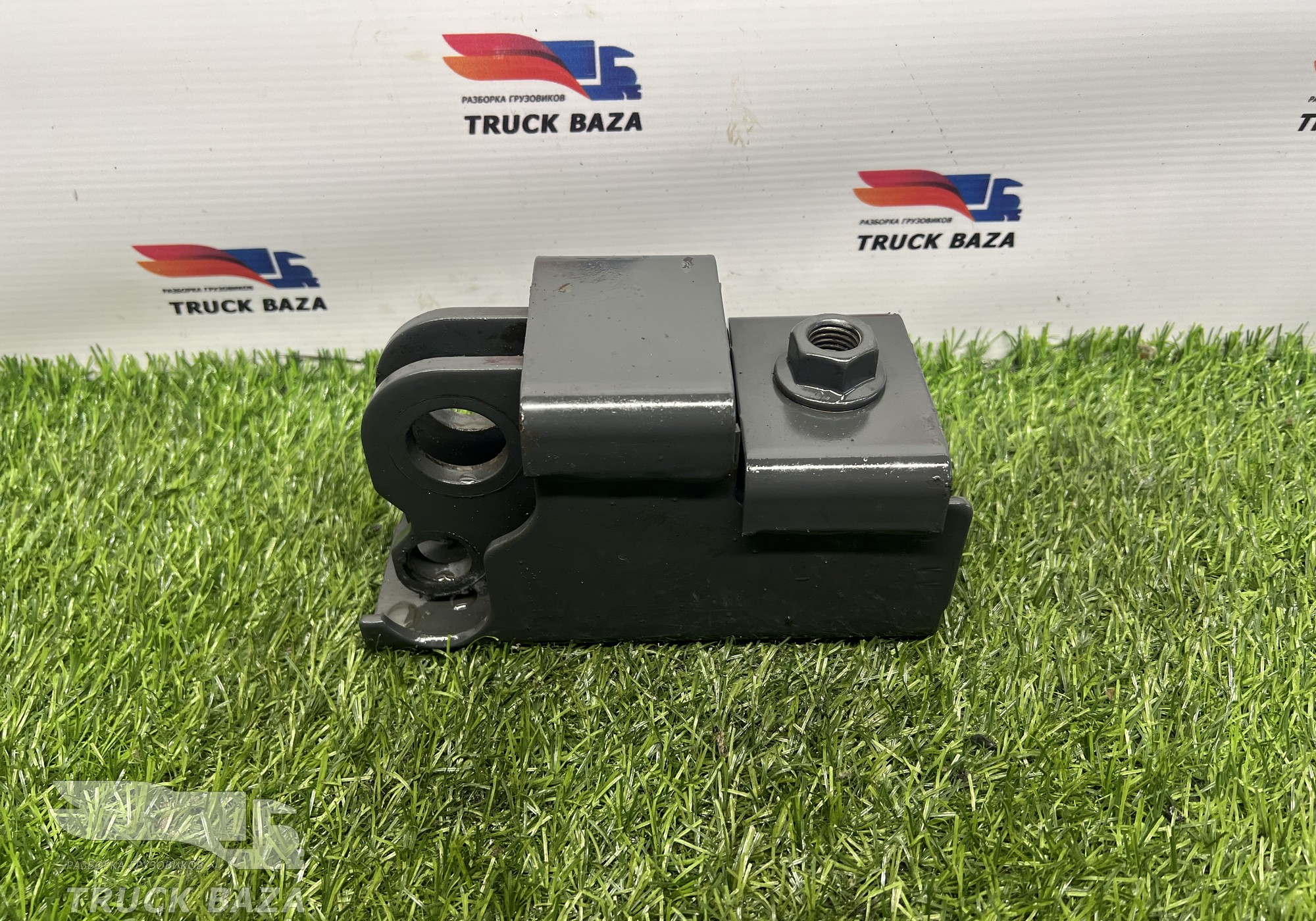 82942311 Кронштейн усилителя переднего бампера правый