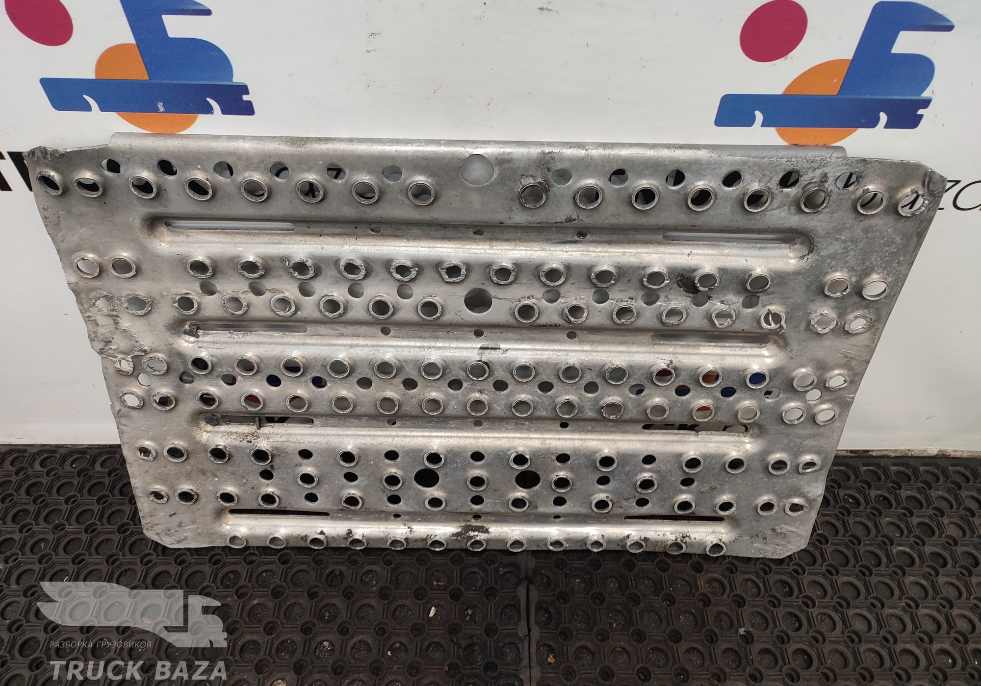 2049623 Трап на раму за кабиной