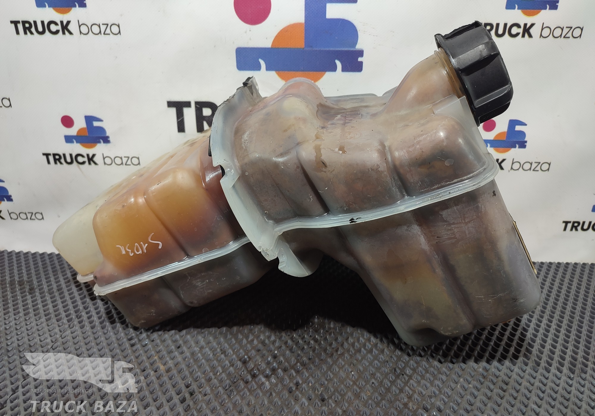 2401668 Бачок расширительный