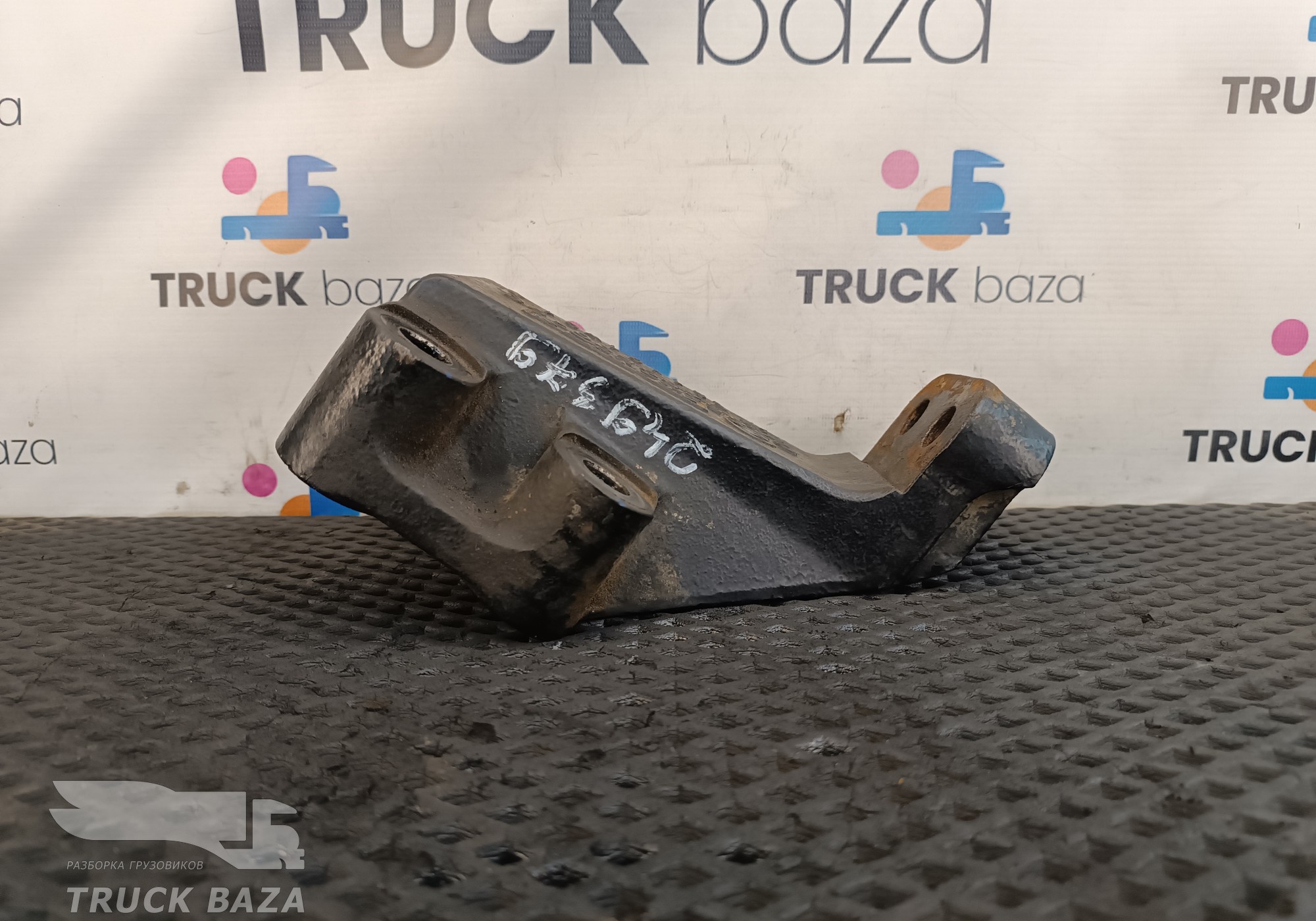 DZ95259590198 Кронштейн двигателя передний правый для Shacman X3000 (с 2014)