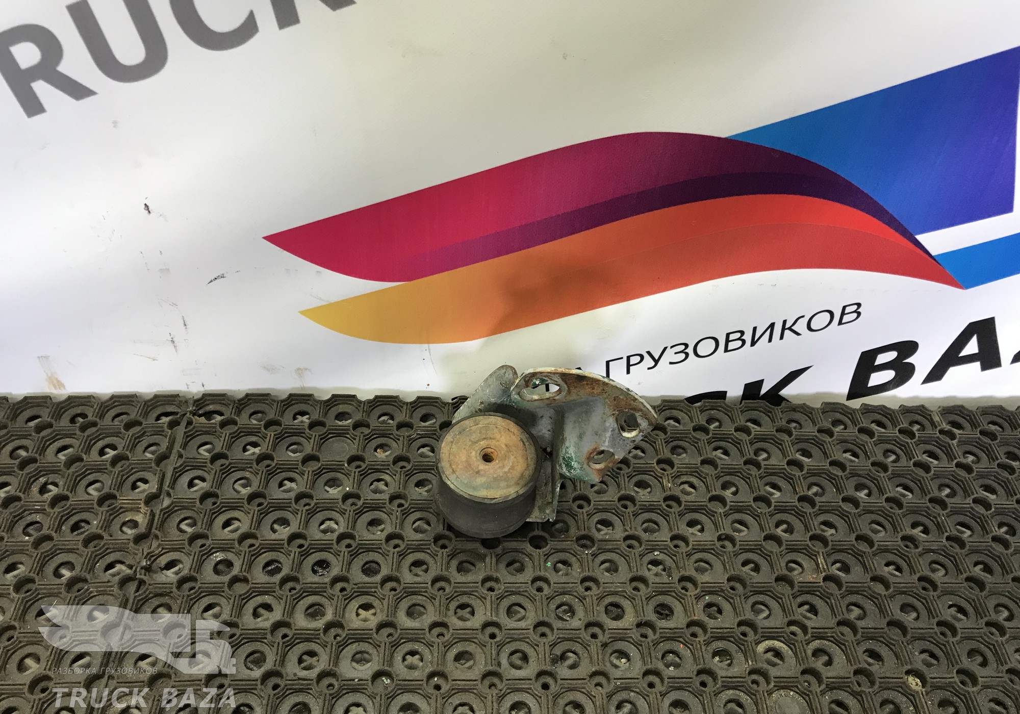 1377874 Кронштейн опоры КПП правый для Scania 3-series P (с 1988 по 1997)