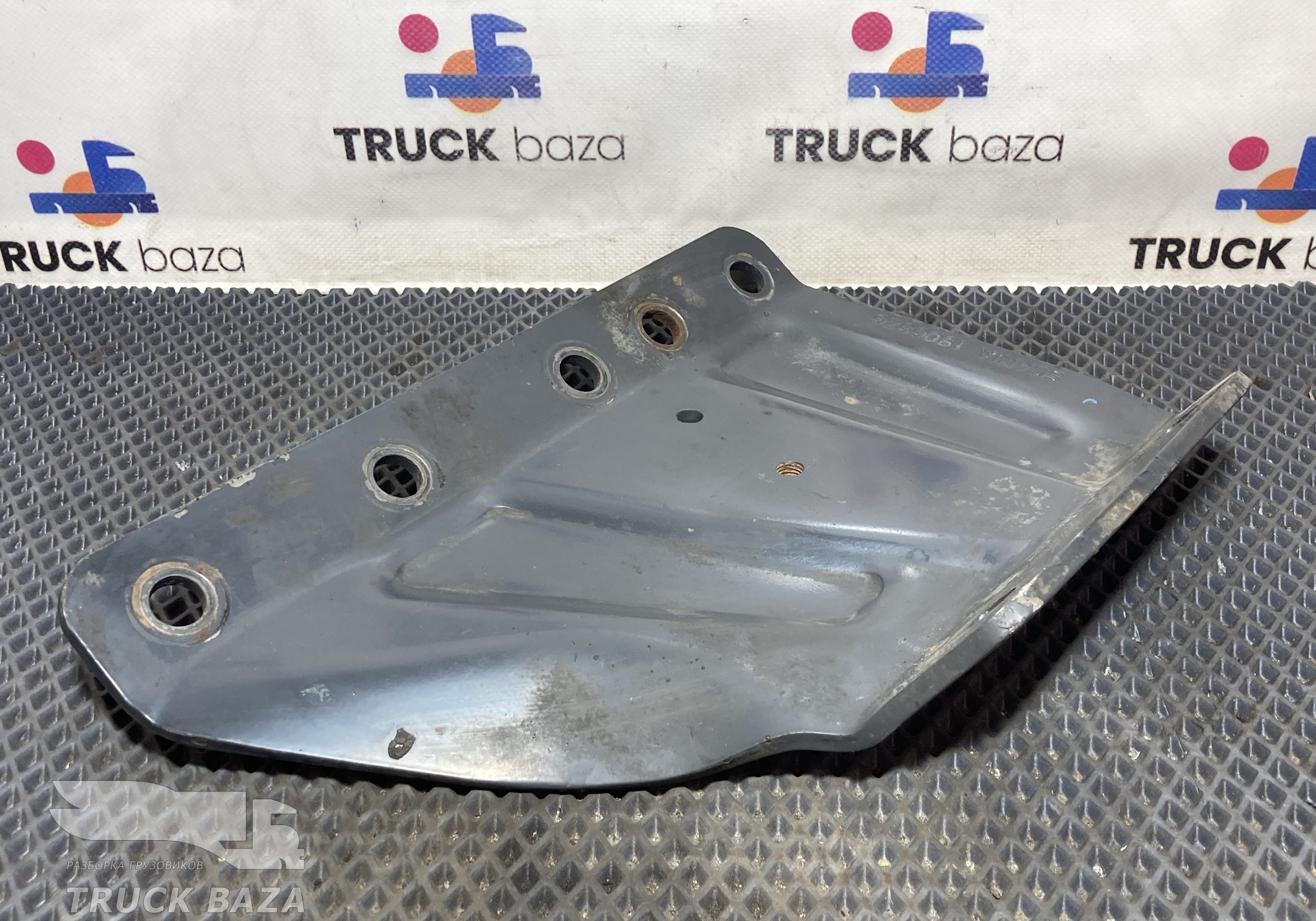 1906526 Кронштейн траверсы передний правый