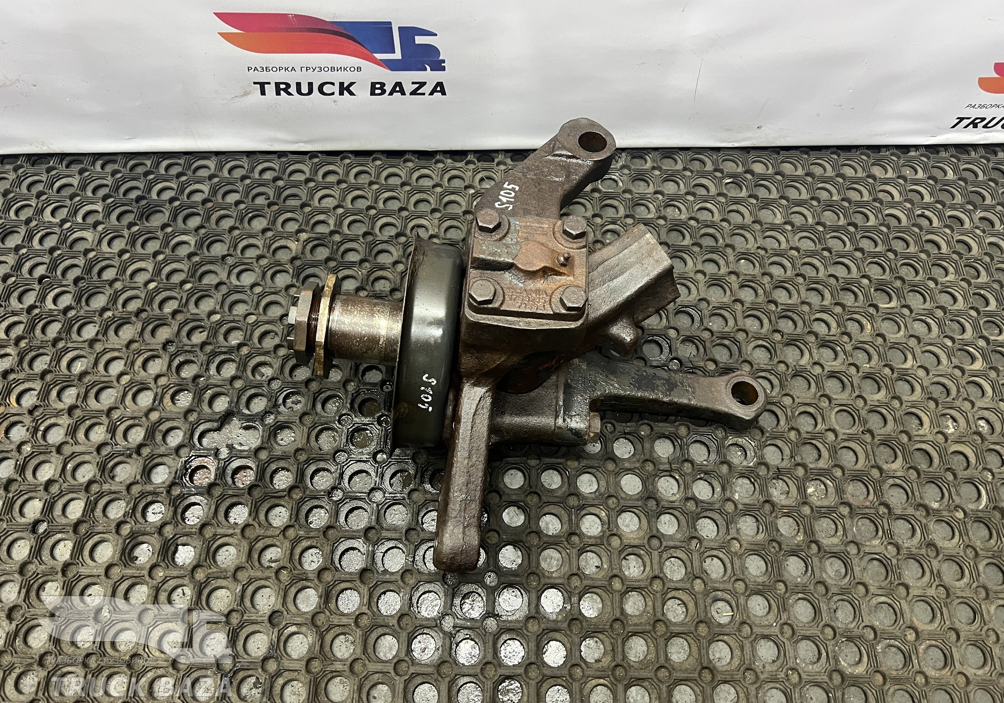 1895937 Кулак поворотный левый