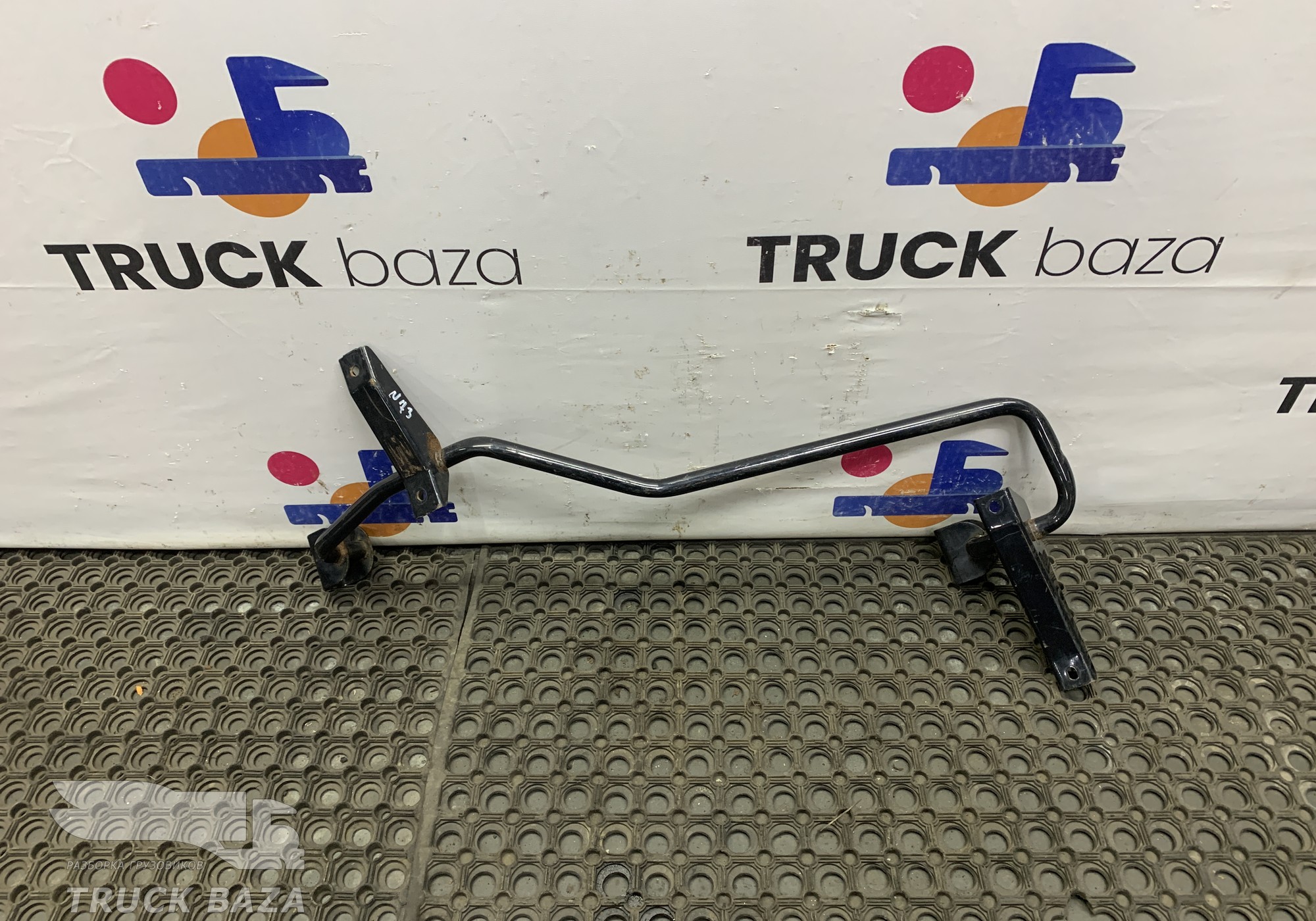 81629105322 Кронштейн верхнего спойлера правый