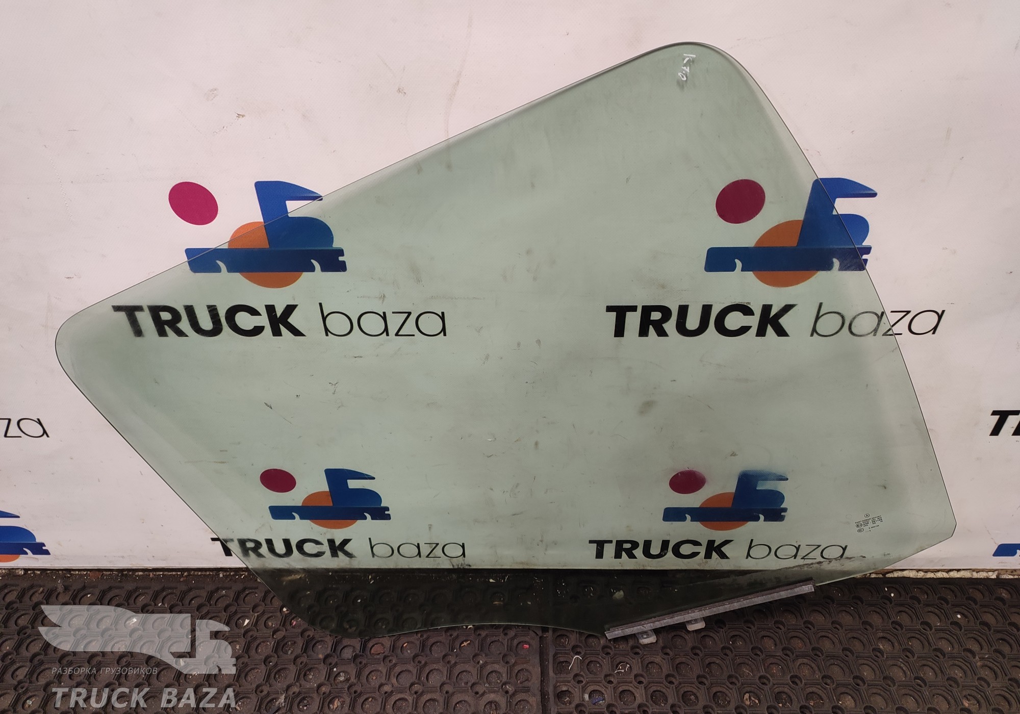 A9737200418 Стекло двери правой для Mercedes-Benz