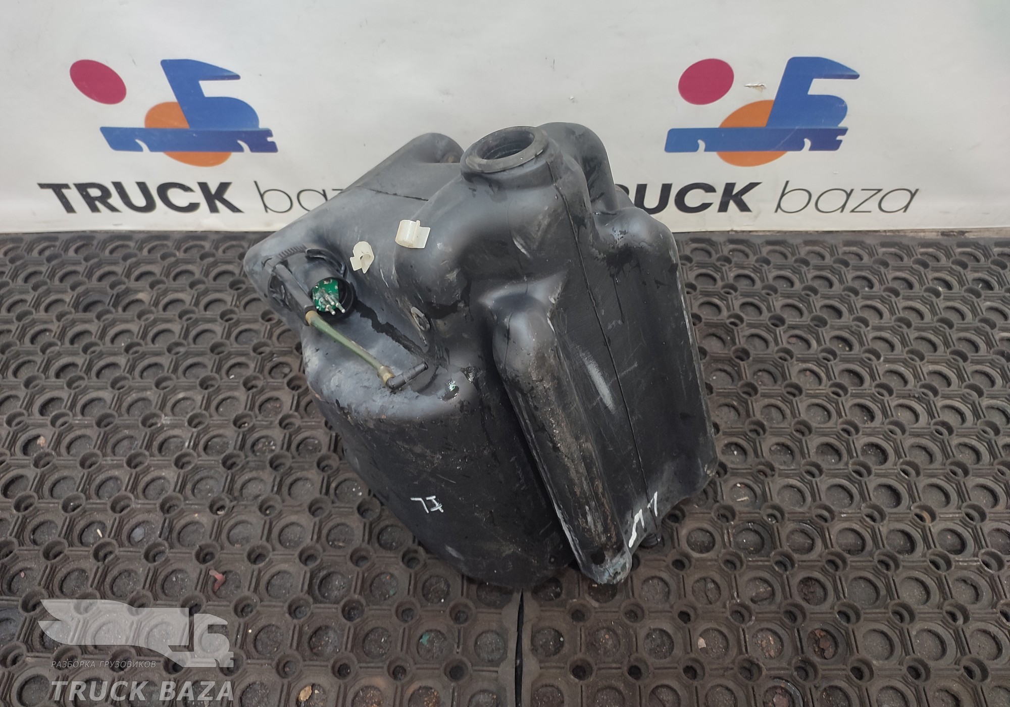 81264810085 Бачок омывателя лобового стекла