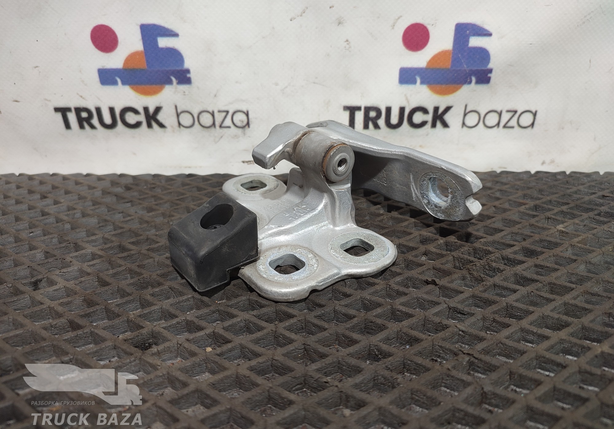 82319029 Петля двери левой для Volvo FH 4 (с 2012)