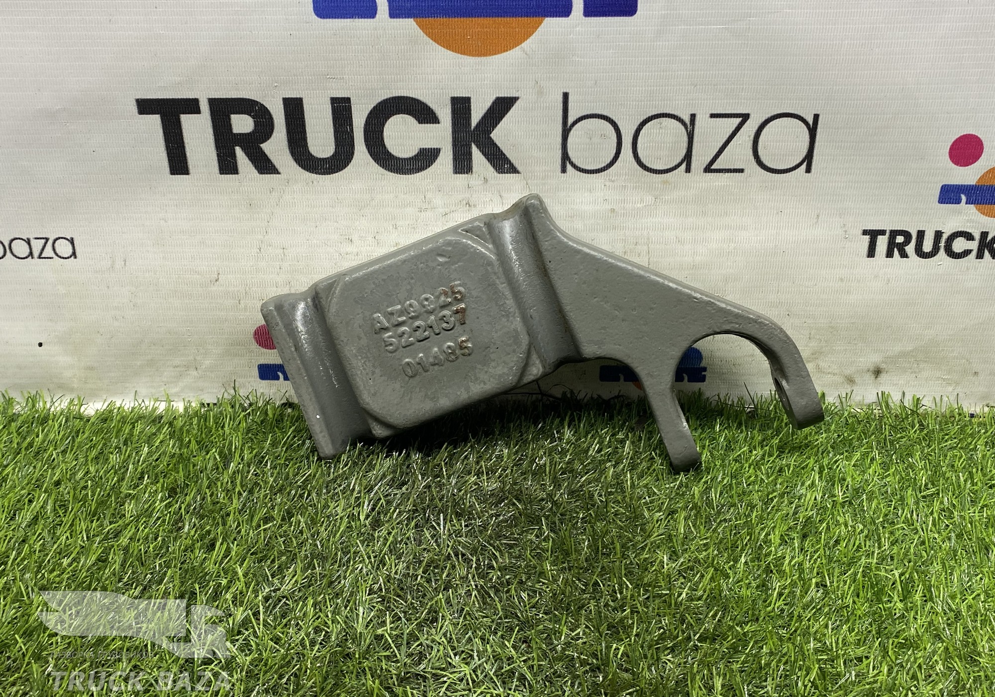 AZ9925522137 Кронштейн рессоры передней правой для Sinotruk Sitrak C7H