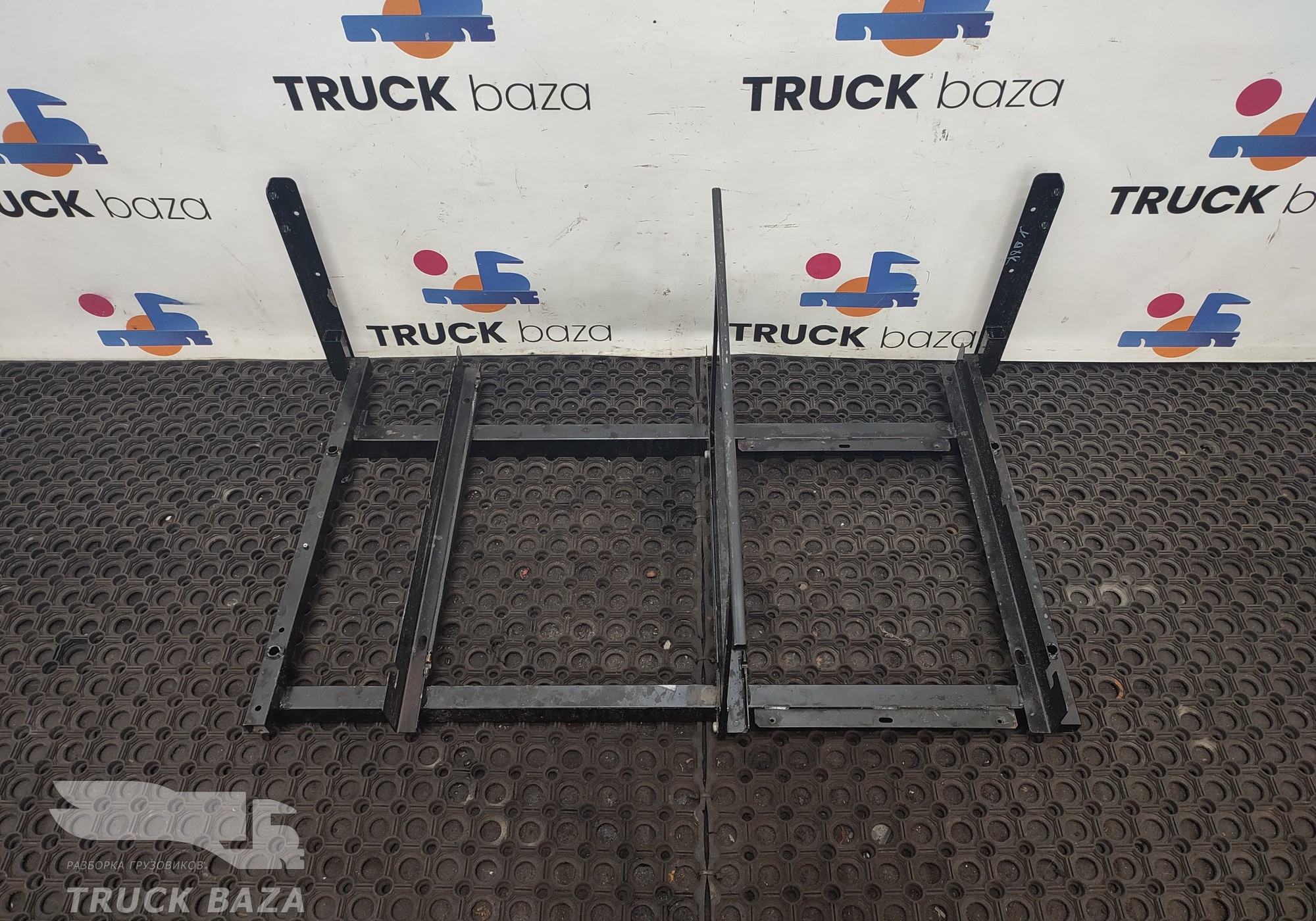 1683977 Кронштейн холодильника для Daf XF105 (с 2005)