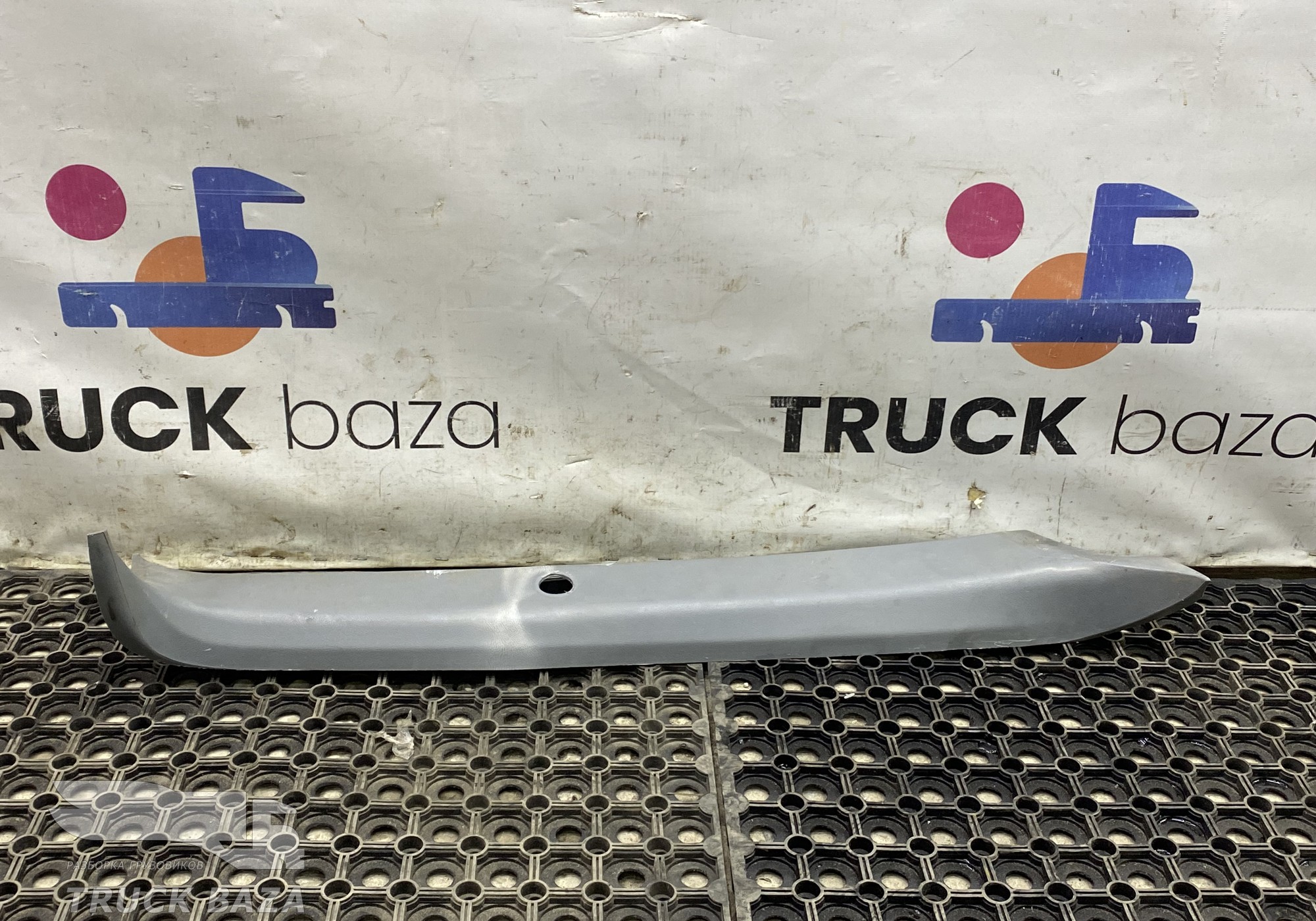 A9416880238 Накладка стойки лобового стекла правая