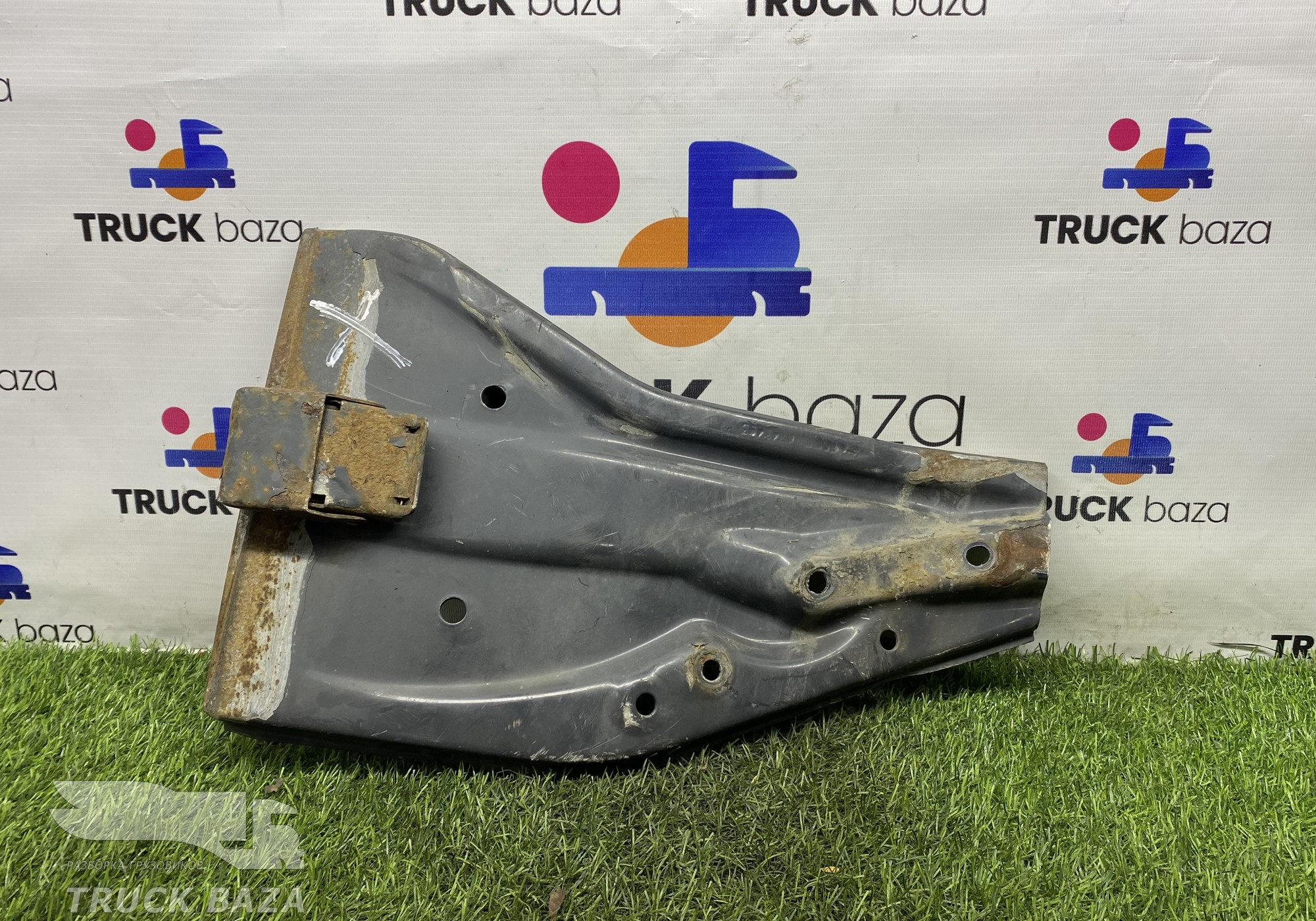 1743493 Кронштейн крыла левый