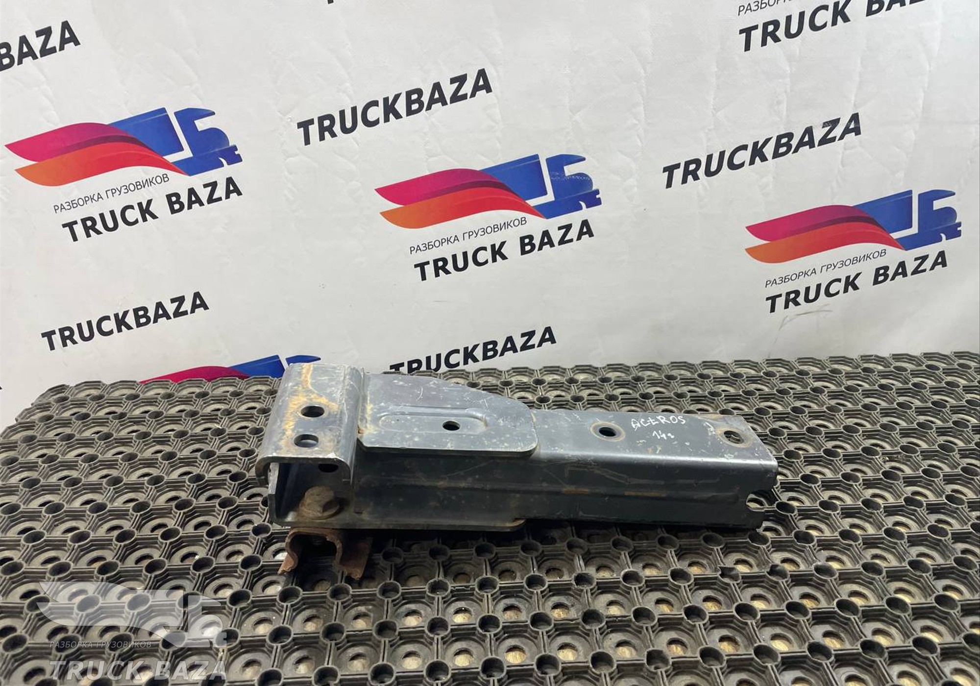 A9303100809 Кронштейн усилителя бампера правый для Mercedes-Benz Actros MP3 (с 2008)